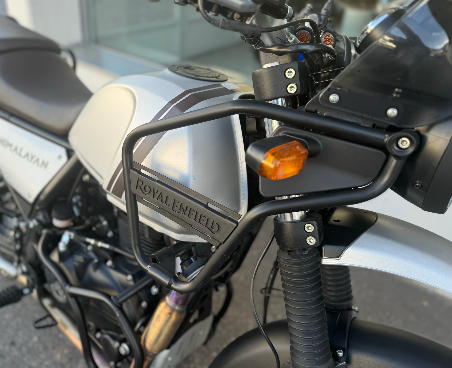 ROYAL ENFIELD Himalayan-showroom-element-3