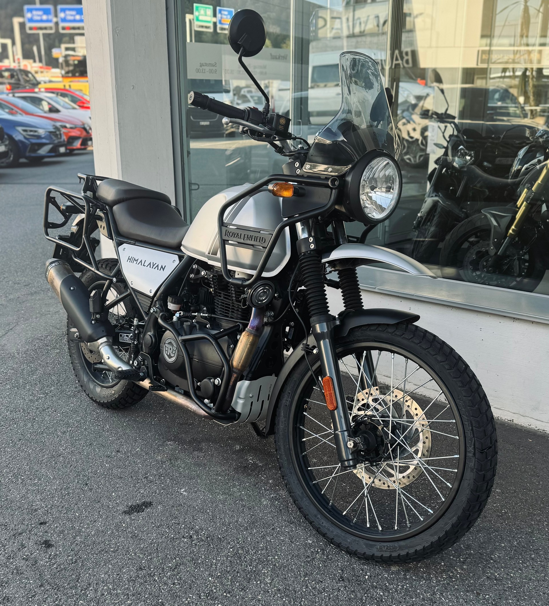 ROYAL ENFIELD Himalayan-showroom-element-1