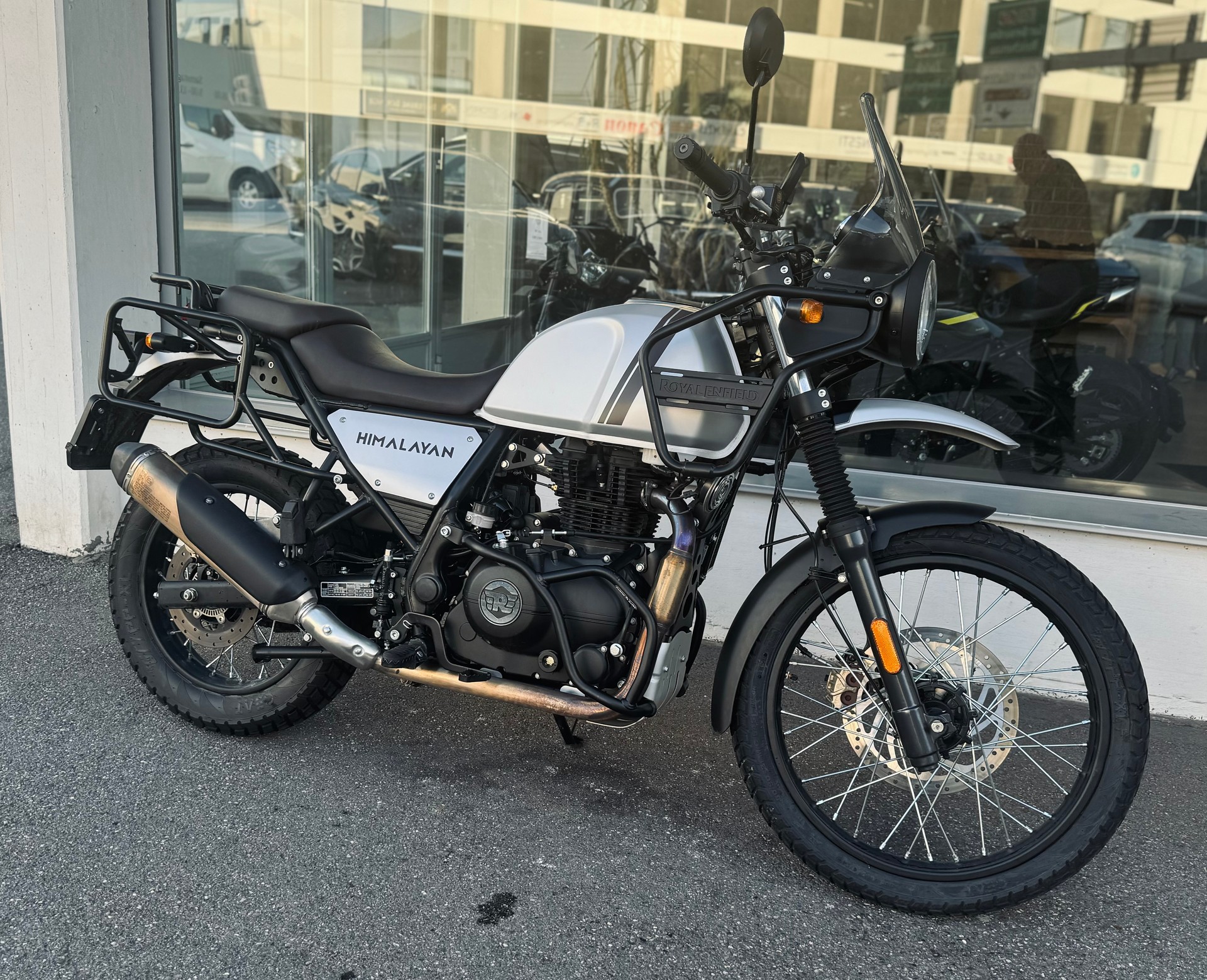 ROYAL ENFIELD Himalayan-showroom-element-2