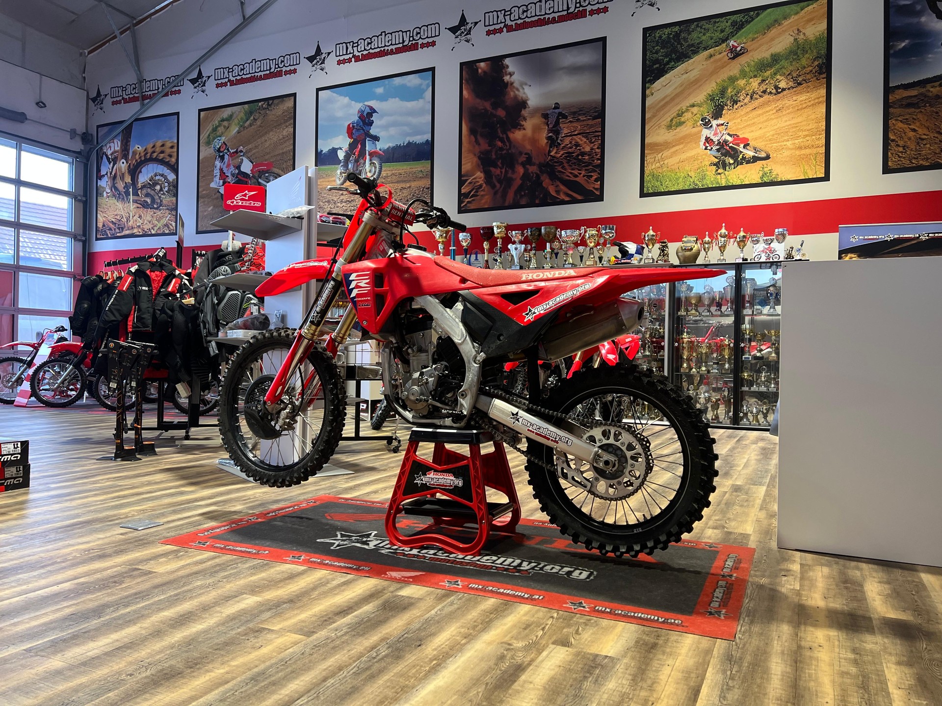 HONDA ** CRF250R ** **2025** Vorführmodell-showroom-element-3