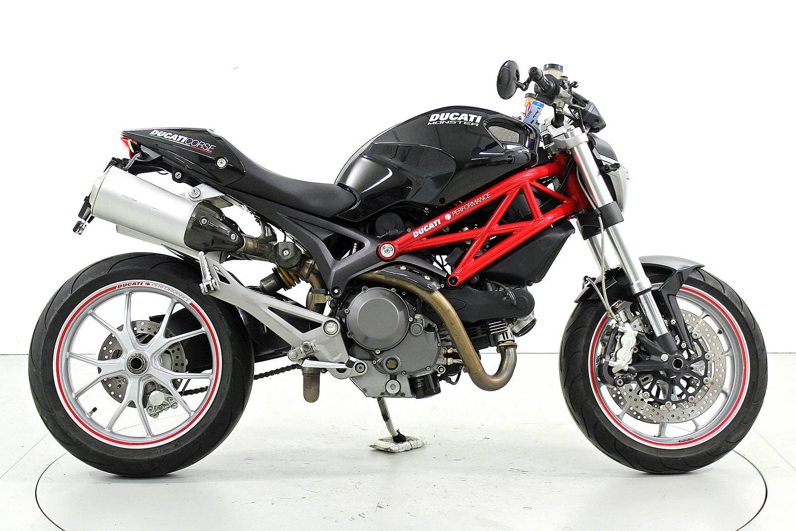 DUCATI Monster 1100-showroom-element-3