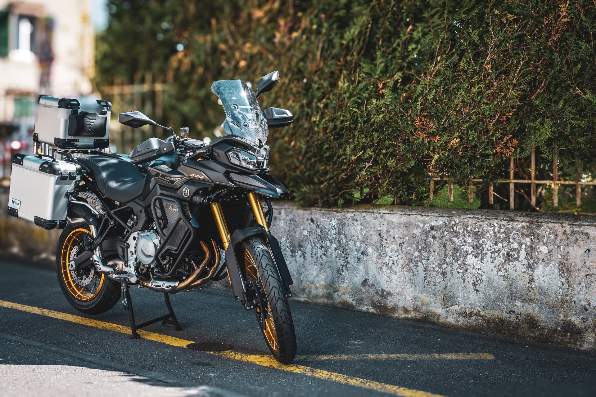 VOGE 900DSX Black Knight-showroom-element-3