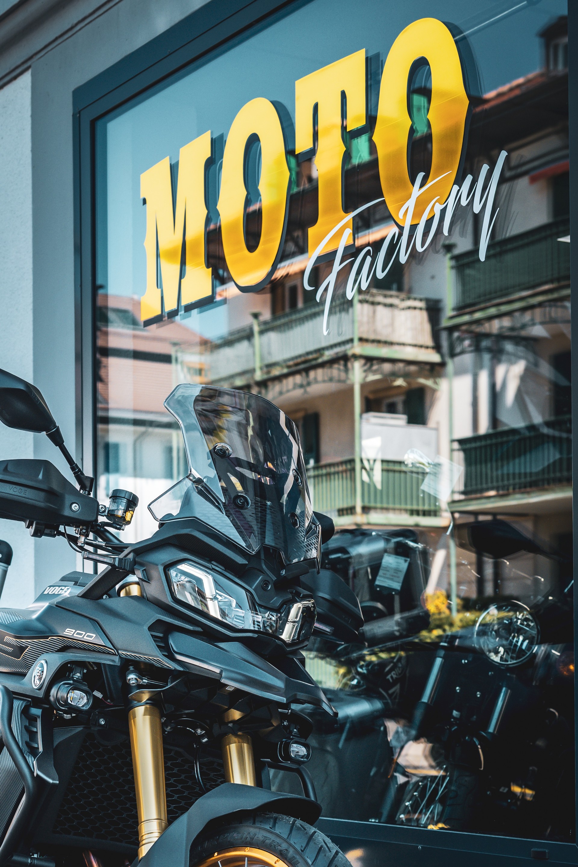 VOGE 900DSX Black Knight-showroom-element-1