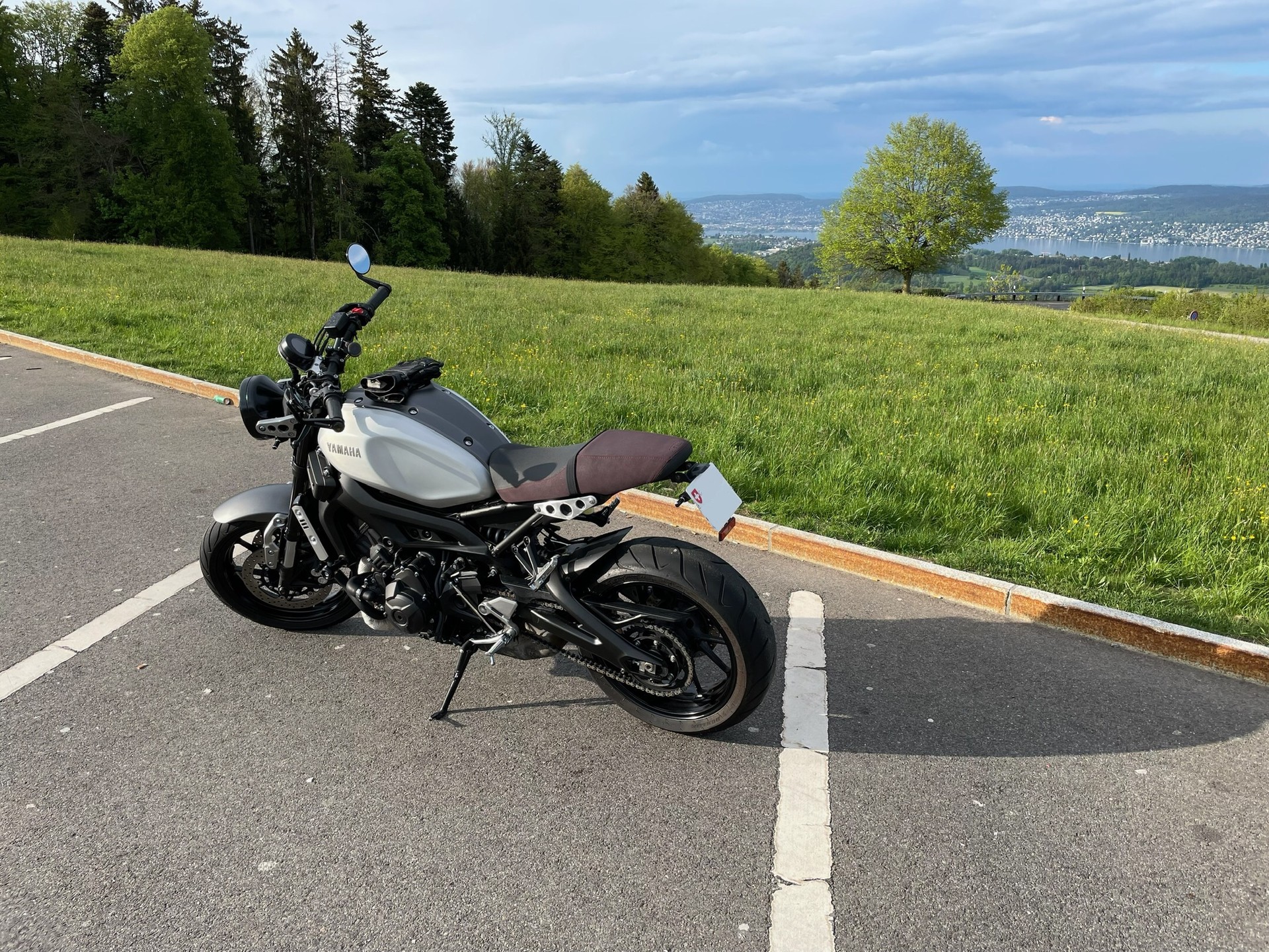 YAMAHA XSR 900 ABS-image-2