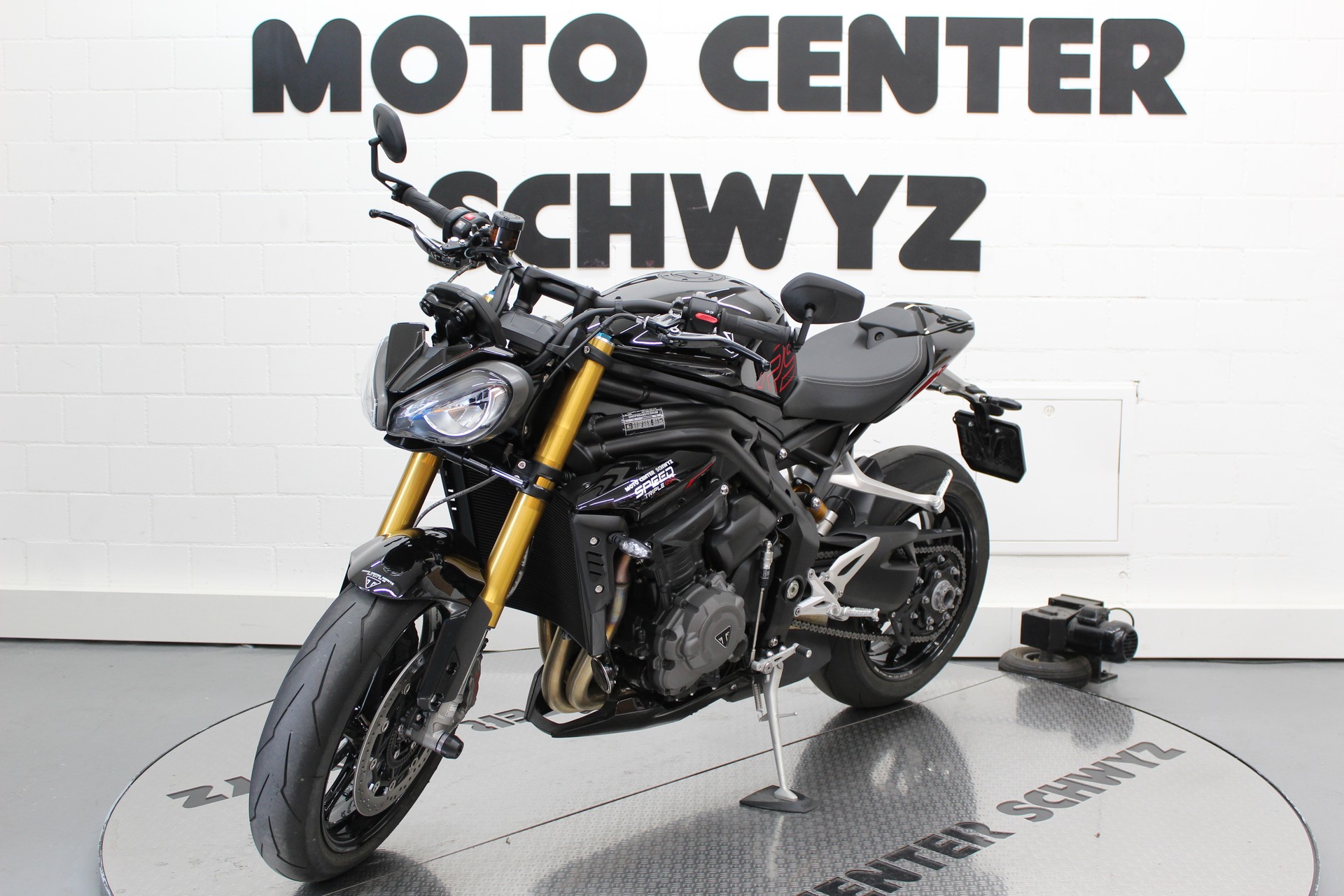 TRIUMPH Speed Triple 1200 RS-showroom-element-3