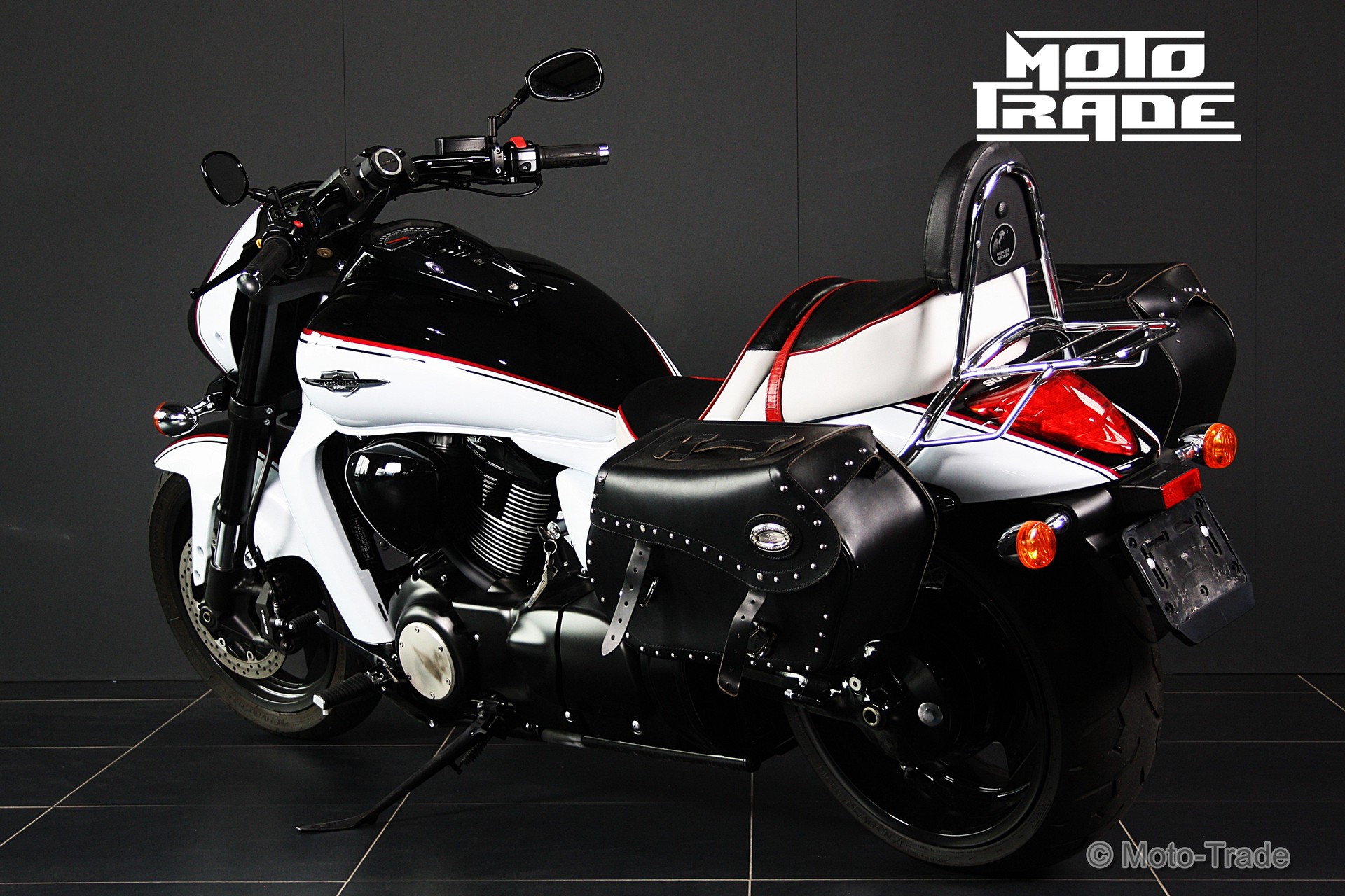 SUZUKI M 1800 R-showroom-element-3