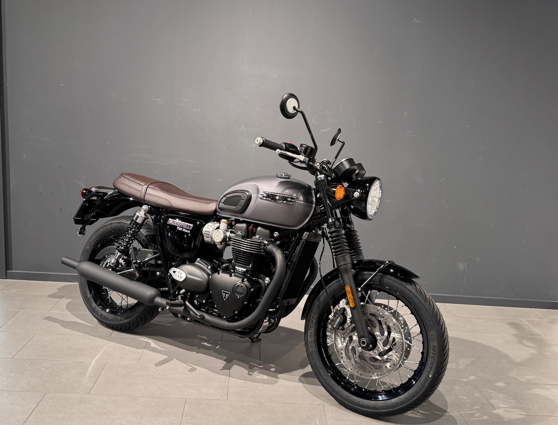 TRIUMPH Bonneville T120 Black-showroom-element-1
