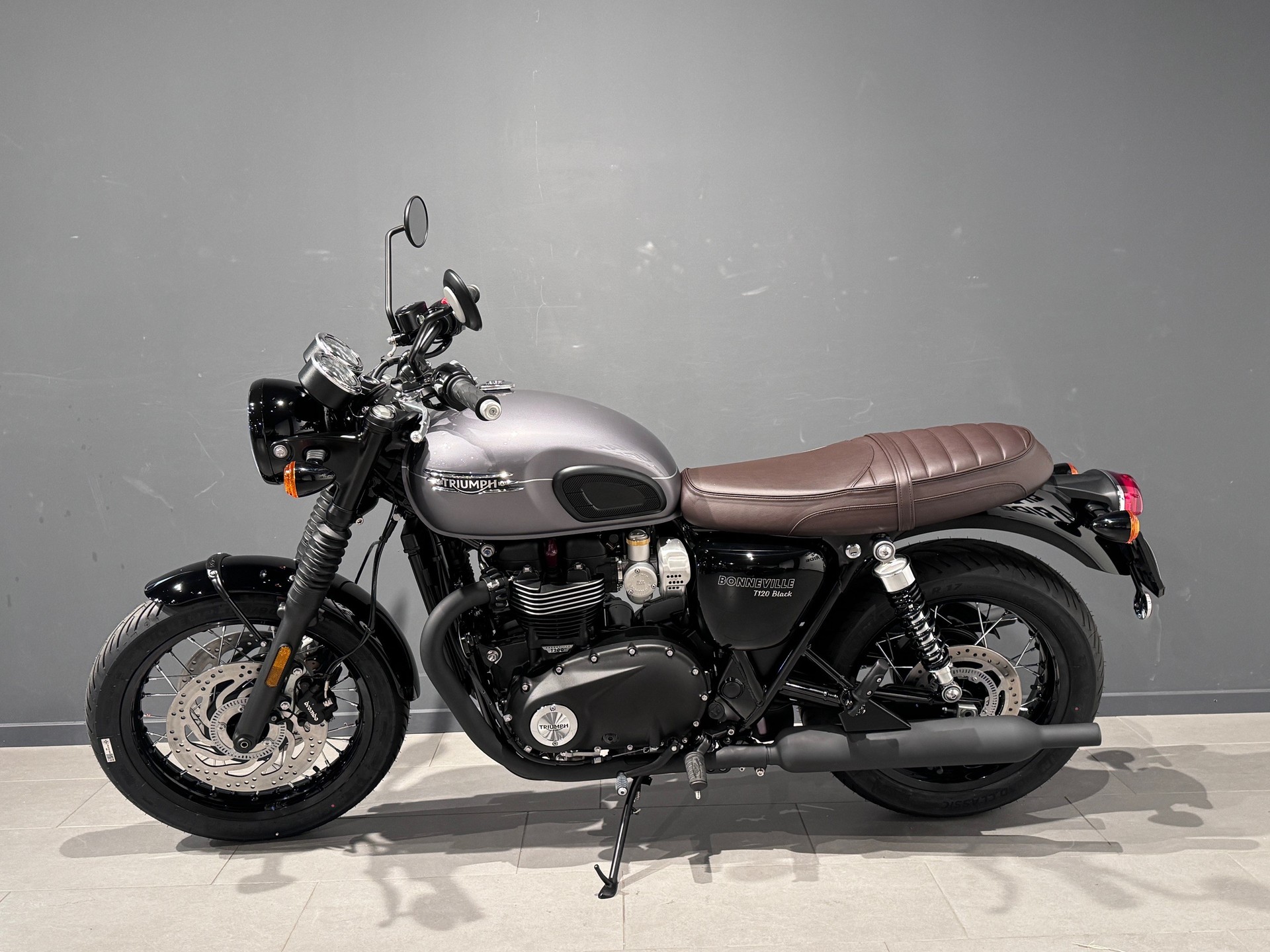 TRIUMPH Bonneville T120 Black-showroom-element-3