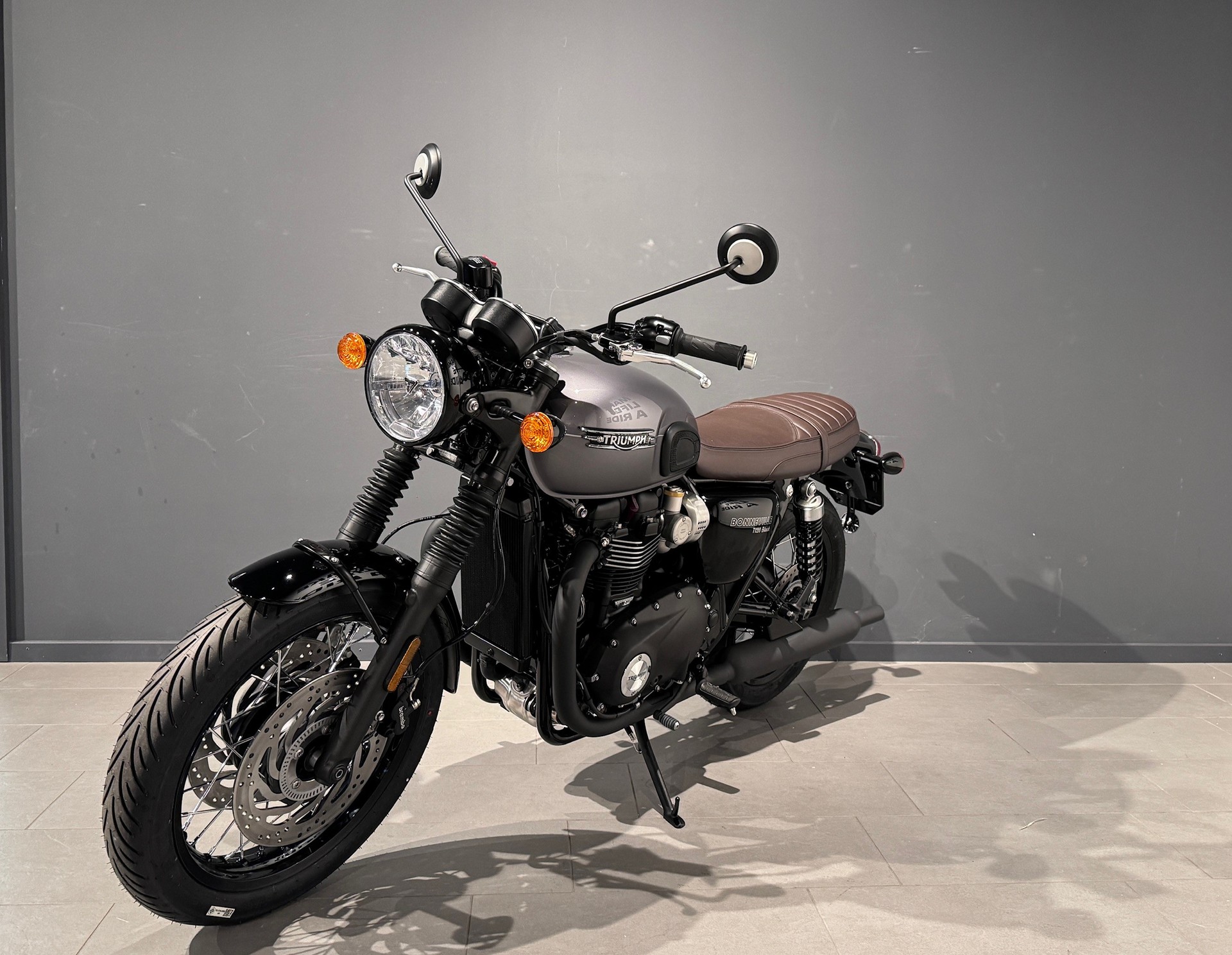 TRIUMPH Bonneville T120 Black-showroom-element-2