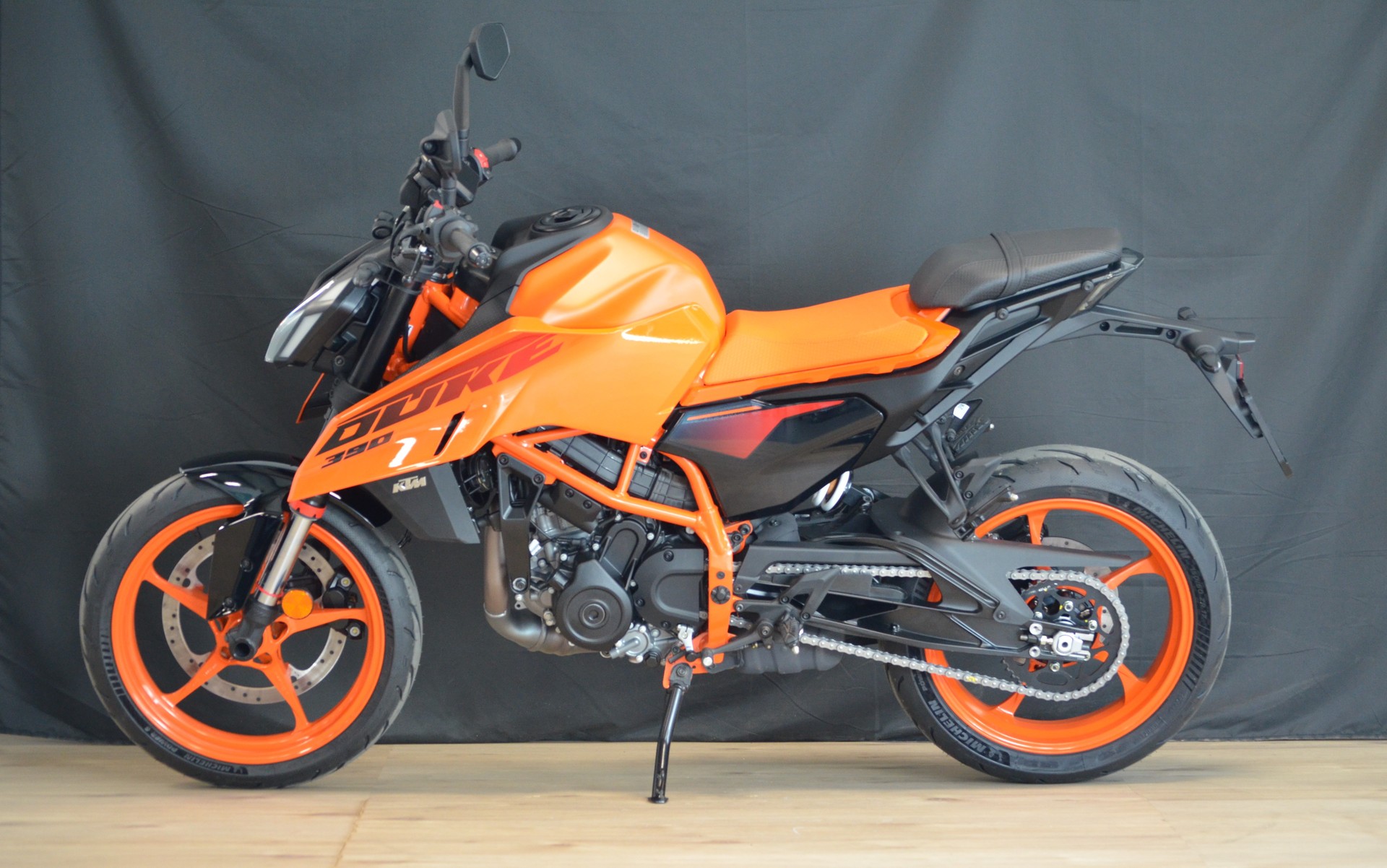 KTM 390 Duke-showroom-element-3