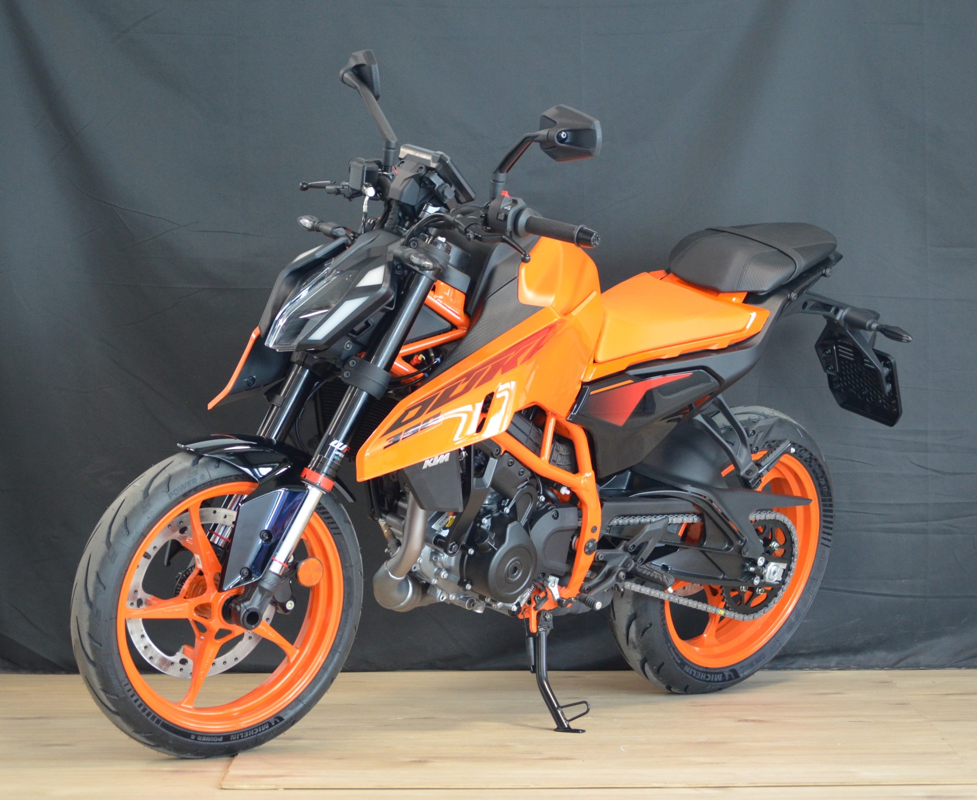 KTM 390 Duke-showroom-element-1
