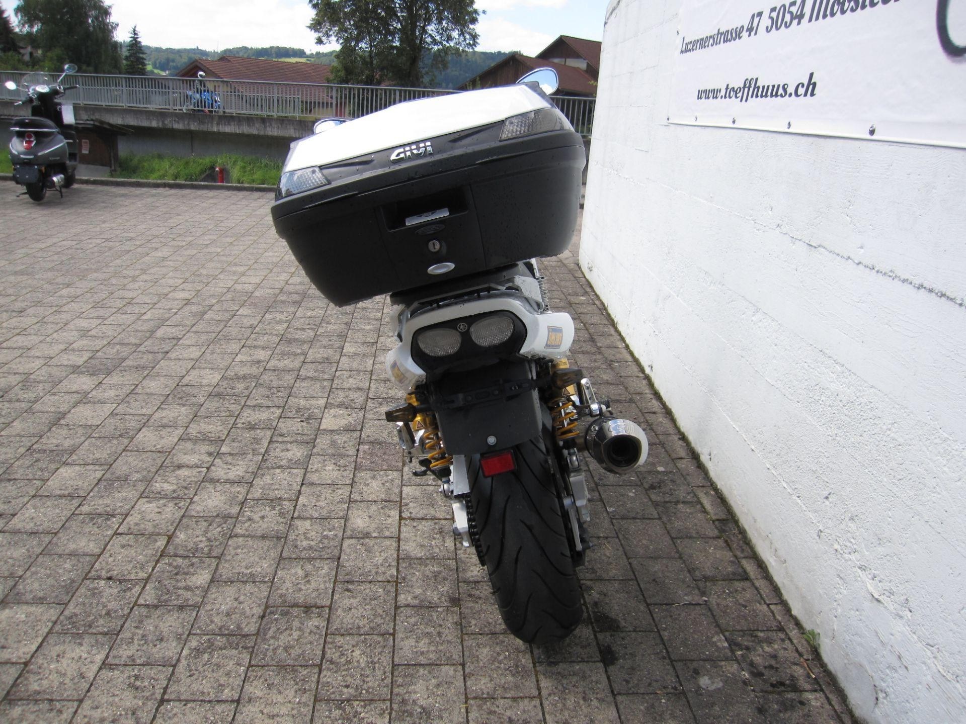 YAMAHA XJR 1300-showroom-element-3