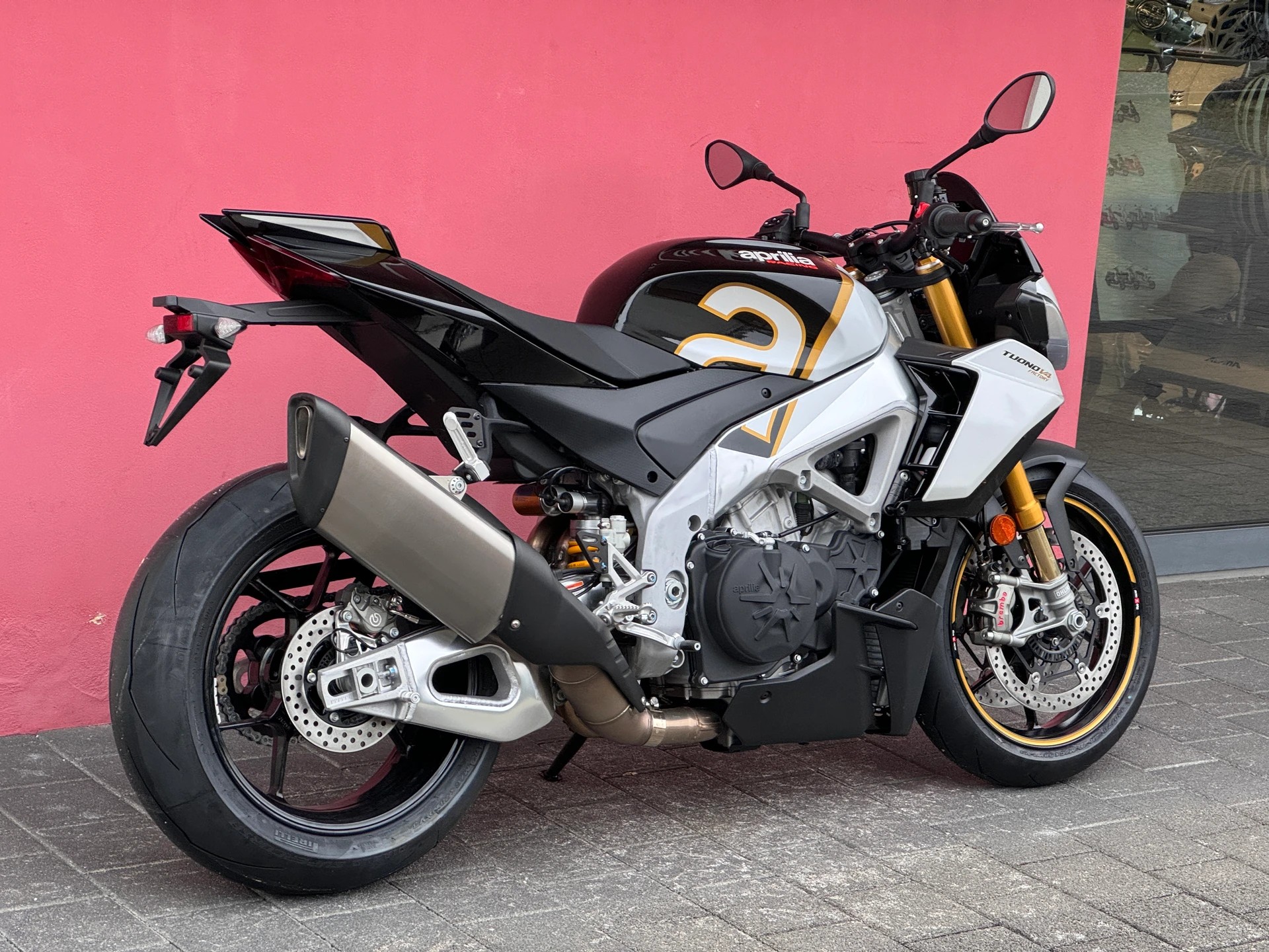 APRILIA Tuono V4 1100 Factory - 4 Jahre Garantie-showroom-element-2