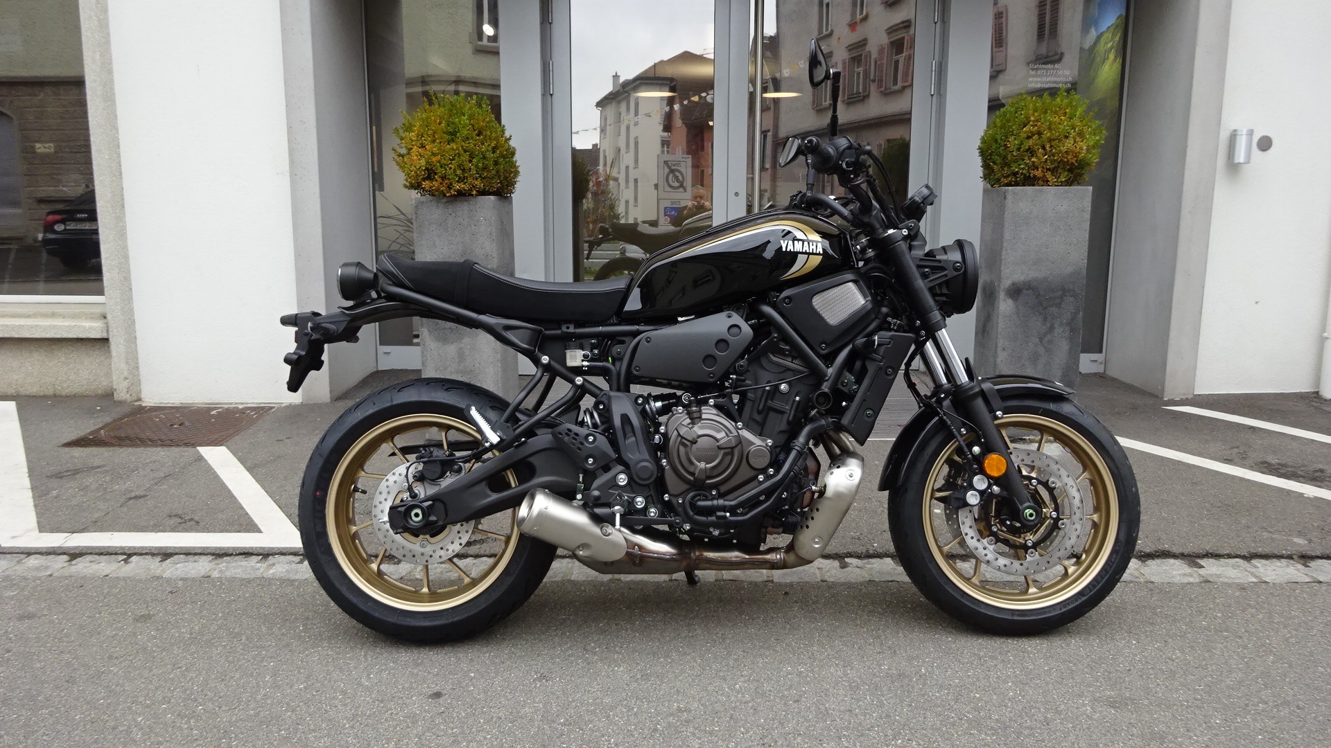 YAMAHA XSR 700-showroom-element-1