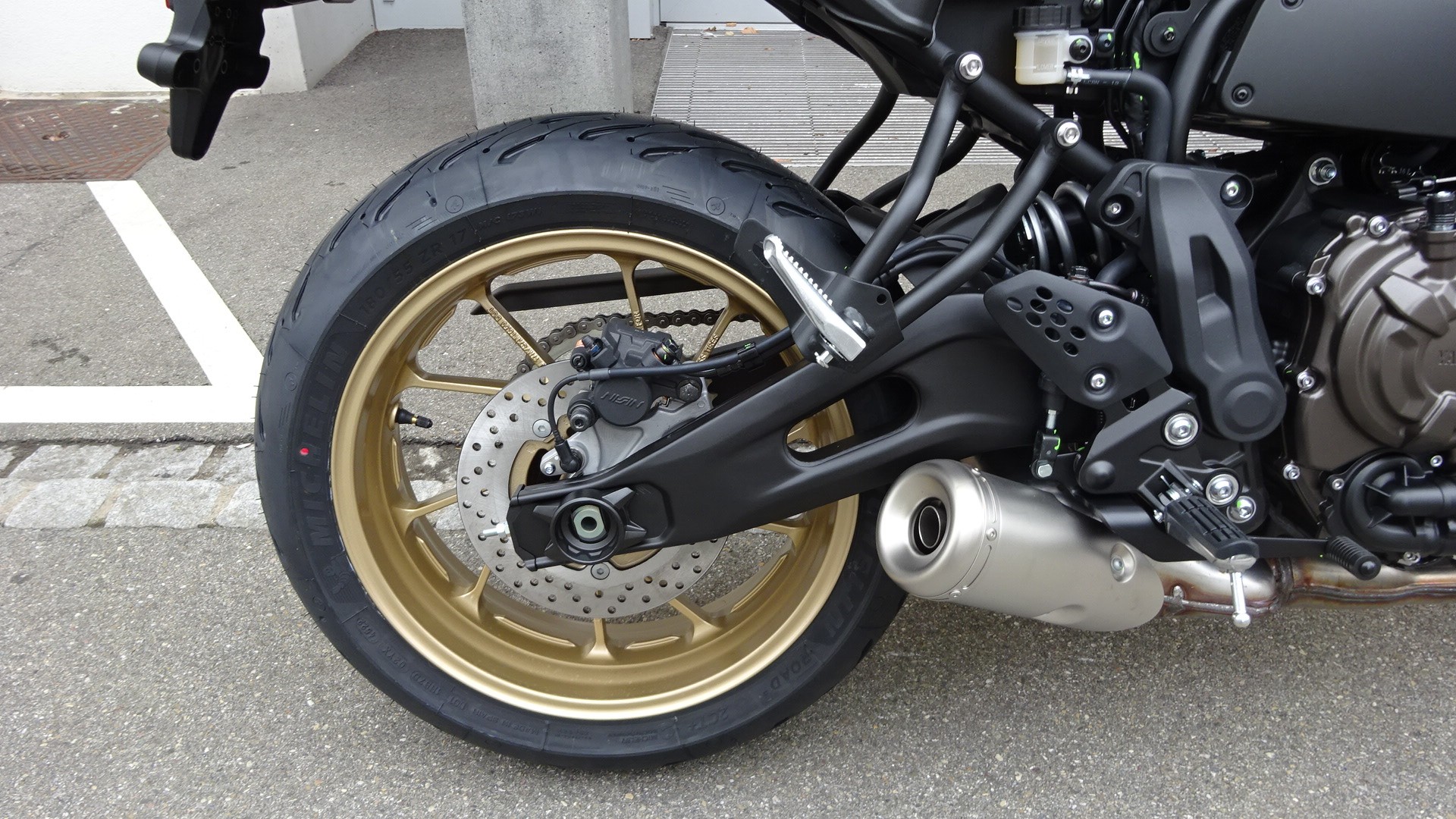 YAMAHA XSR 700-showroom-element-3