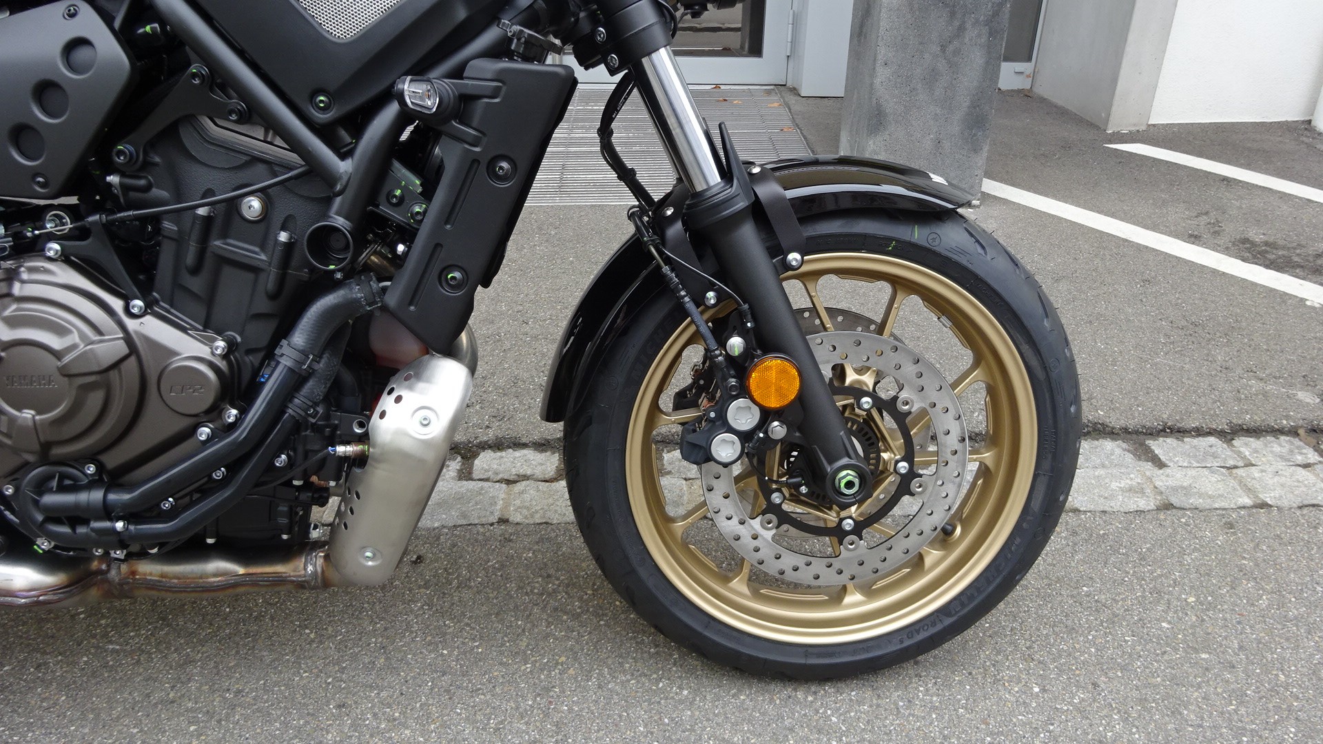 YAMAHA XSR 700-showroom-element-2
