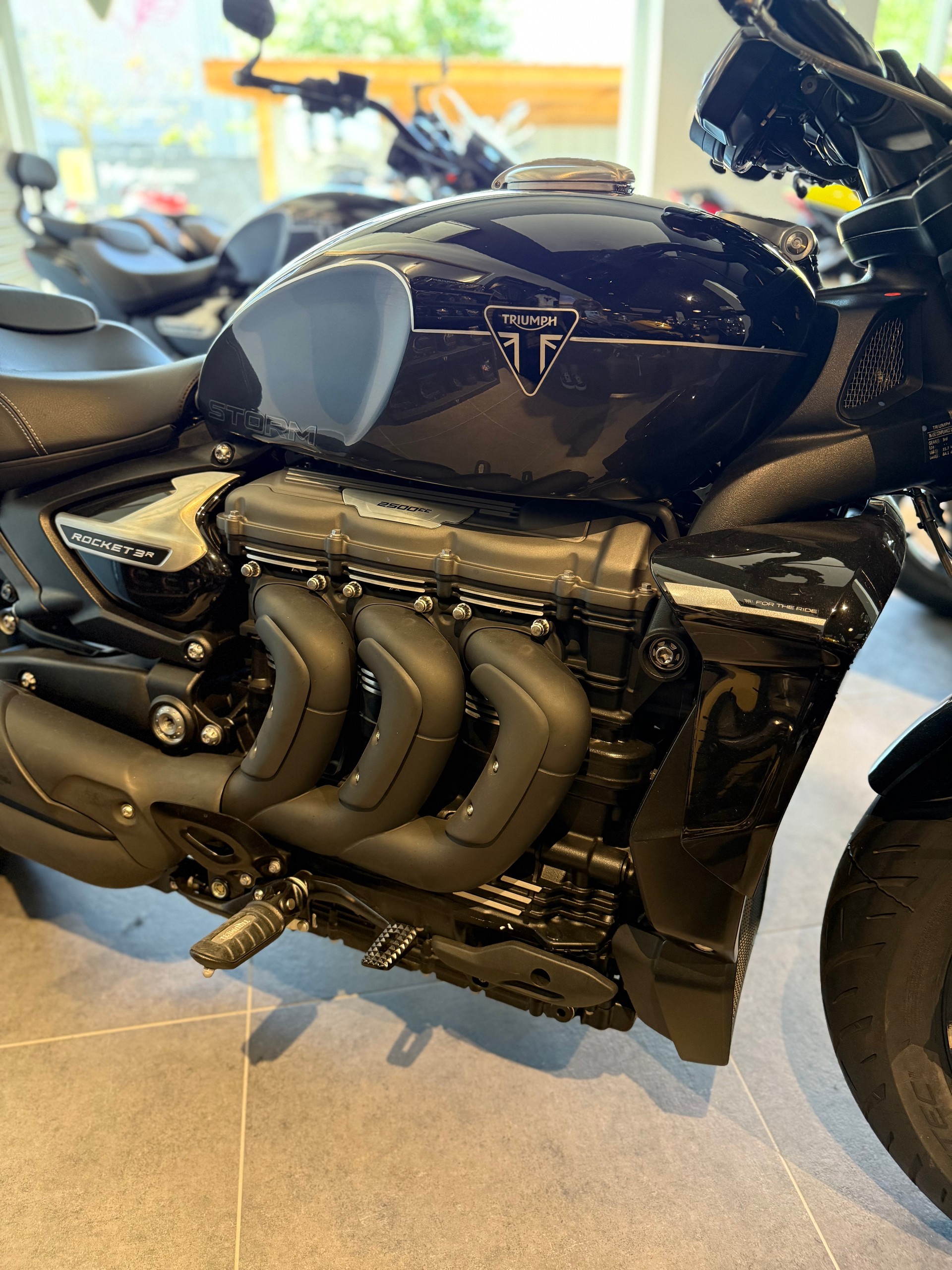 TRIUMPH Rocket 3 R Storm-showroom-element-1