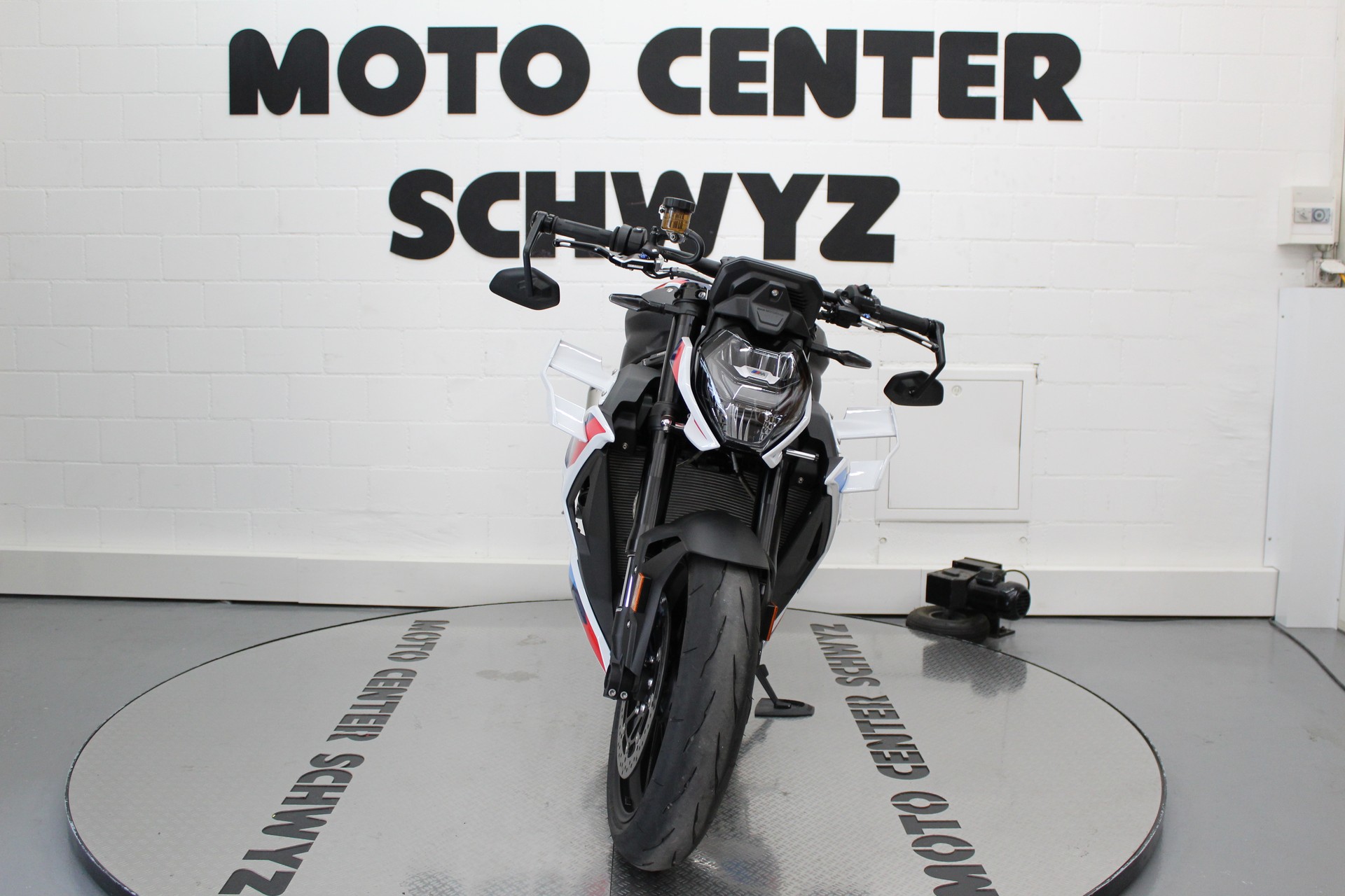 BMW M 1000 R-showroom-element-2