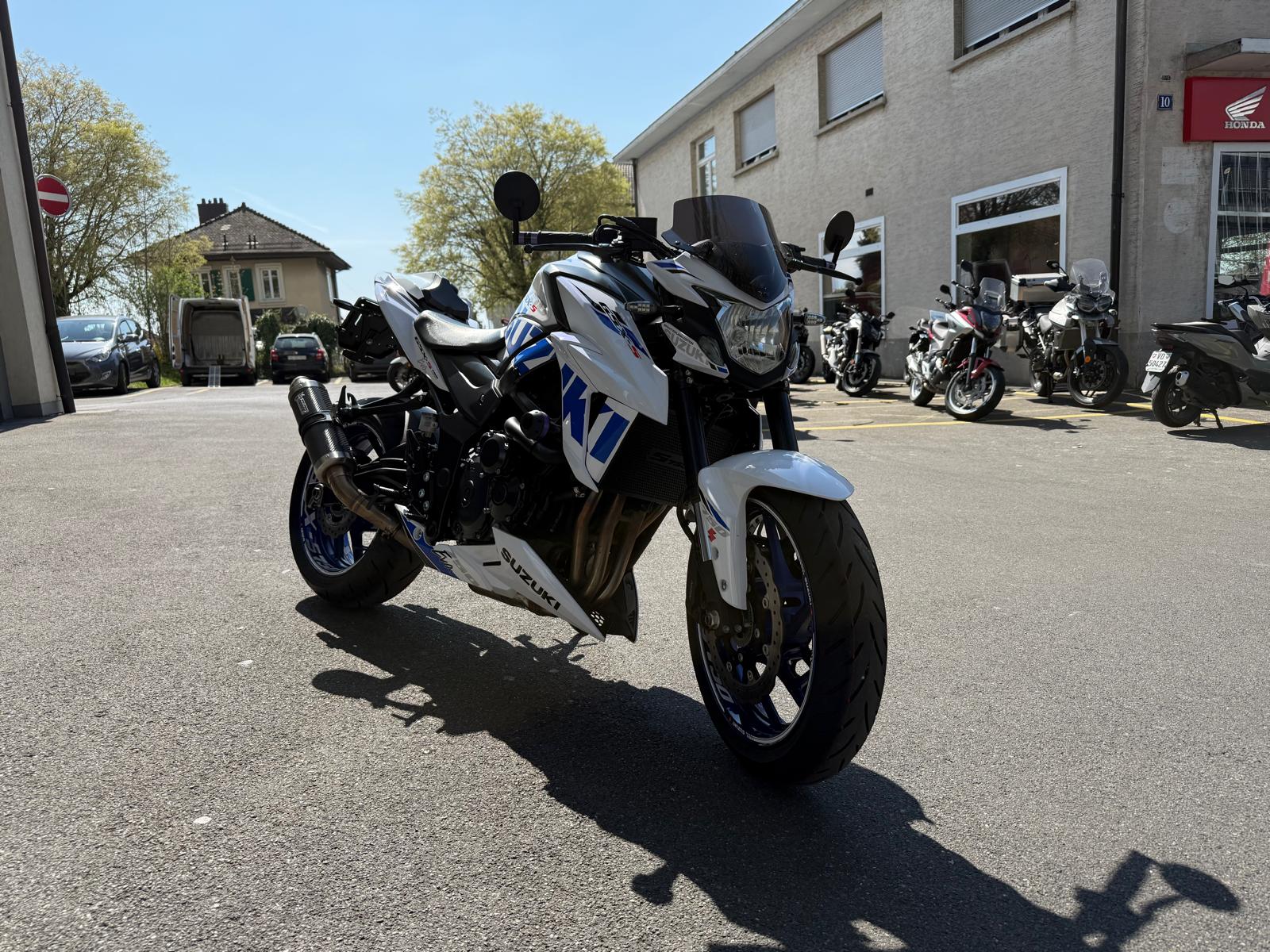 SUZUKI GSX-S 750 World Champion-showroom-element-1