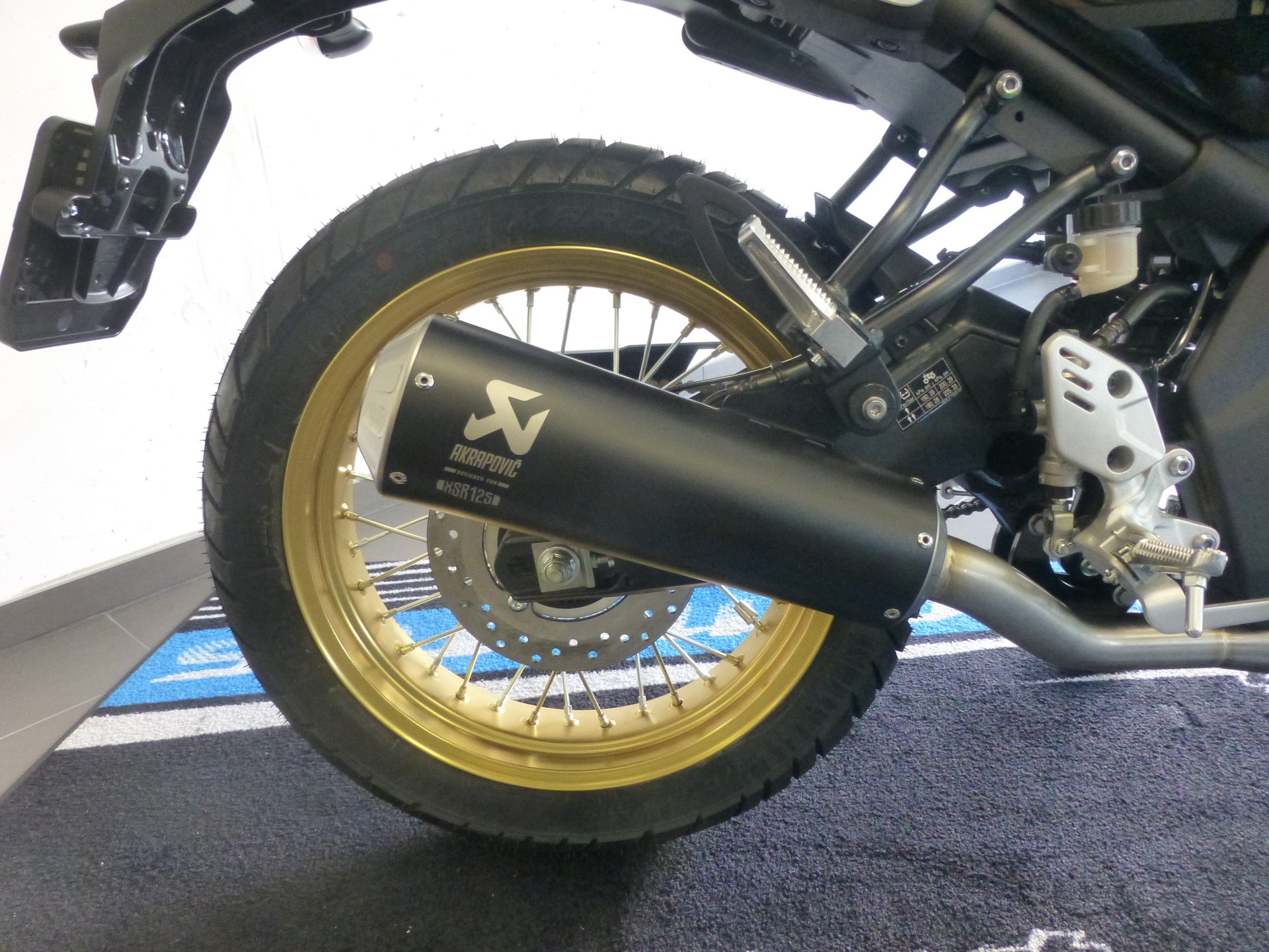 YAMAHA XSR 125 Legacy Aktion Mit Akrapovic-showroom-element-2