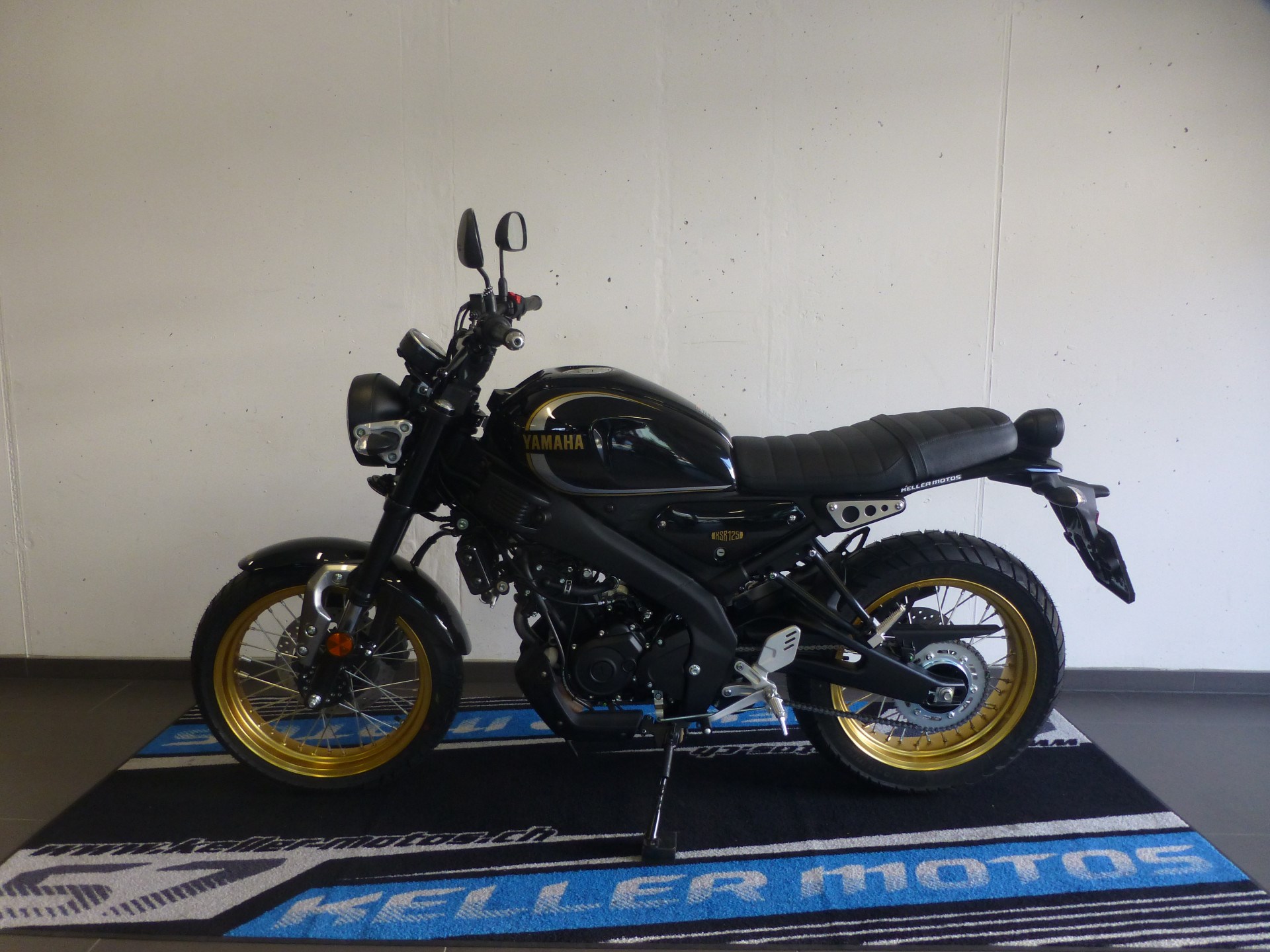 YAMAHA XSR 125 Legacy Aktion Mit Akrapovic-showroom-element-3