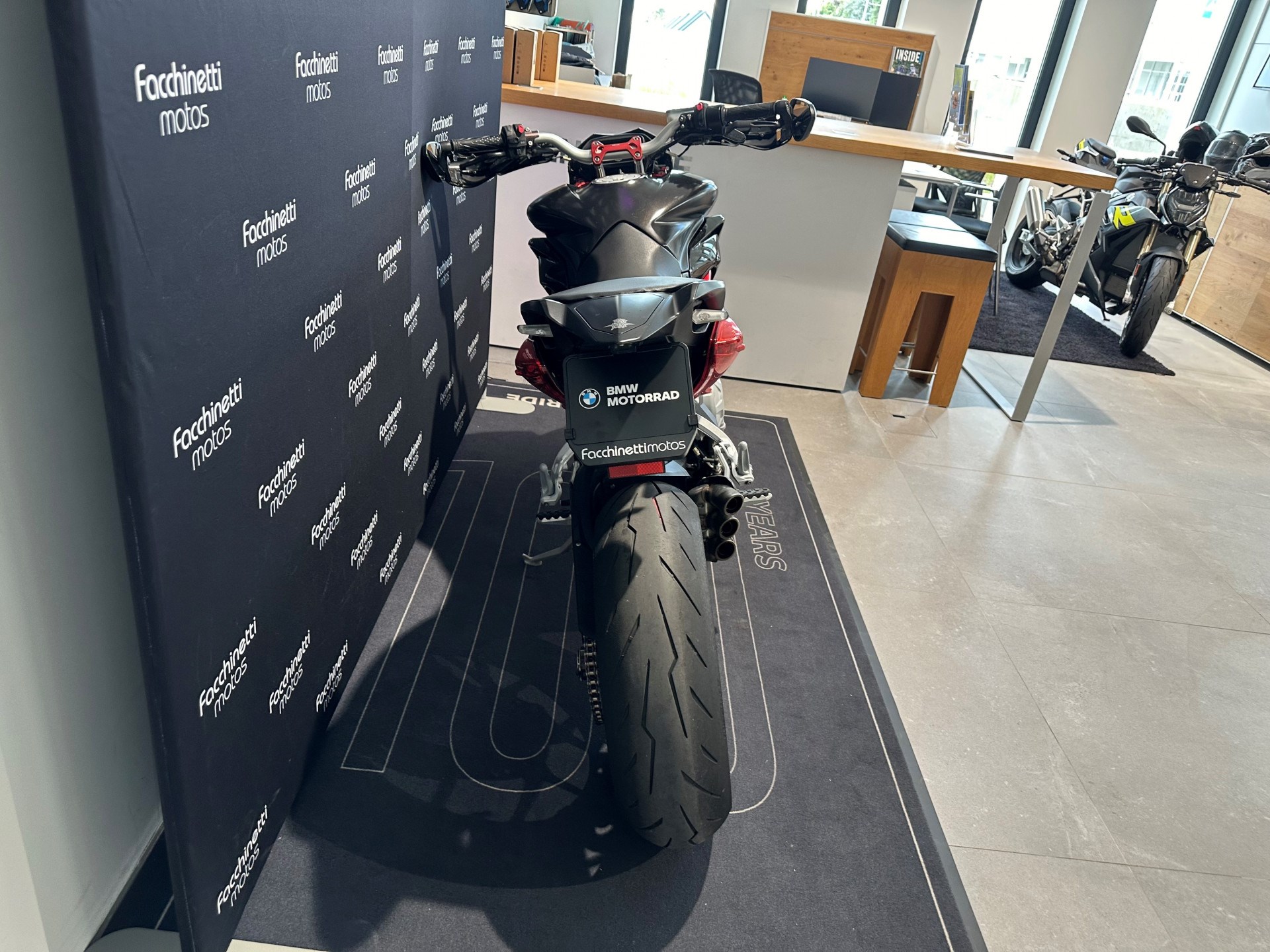 MV AGUSTA Rivale 800-showroom-element-3