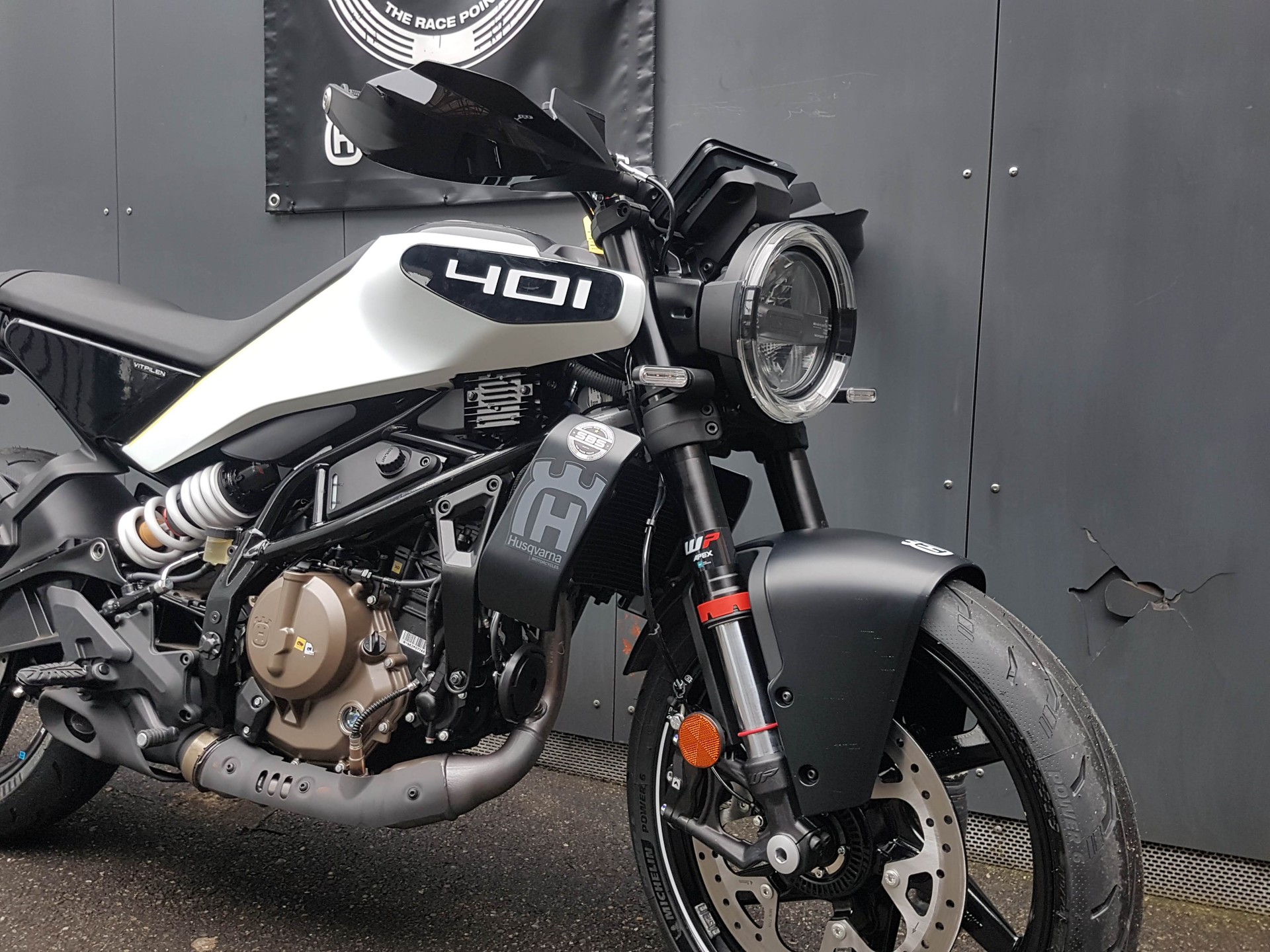 HUSQVARNA Vitpilen 401-showroom-element-3