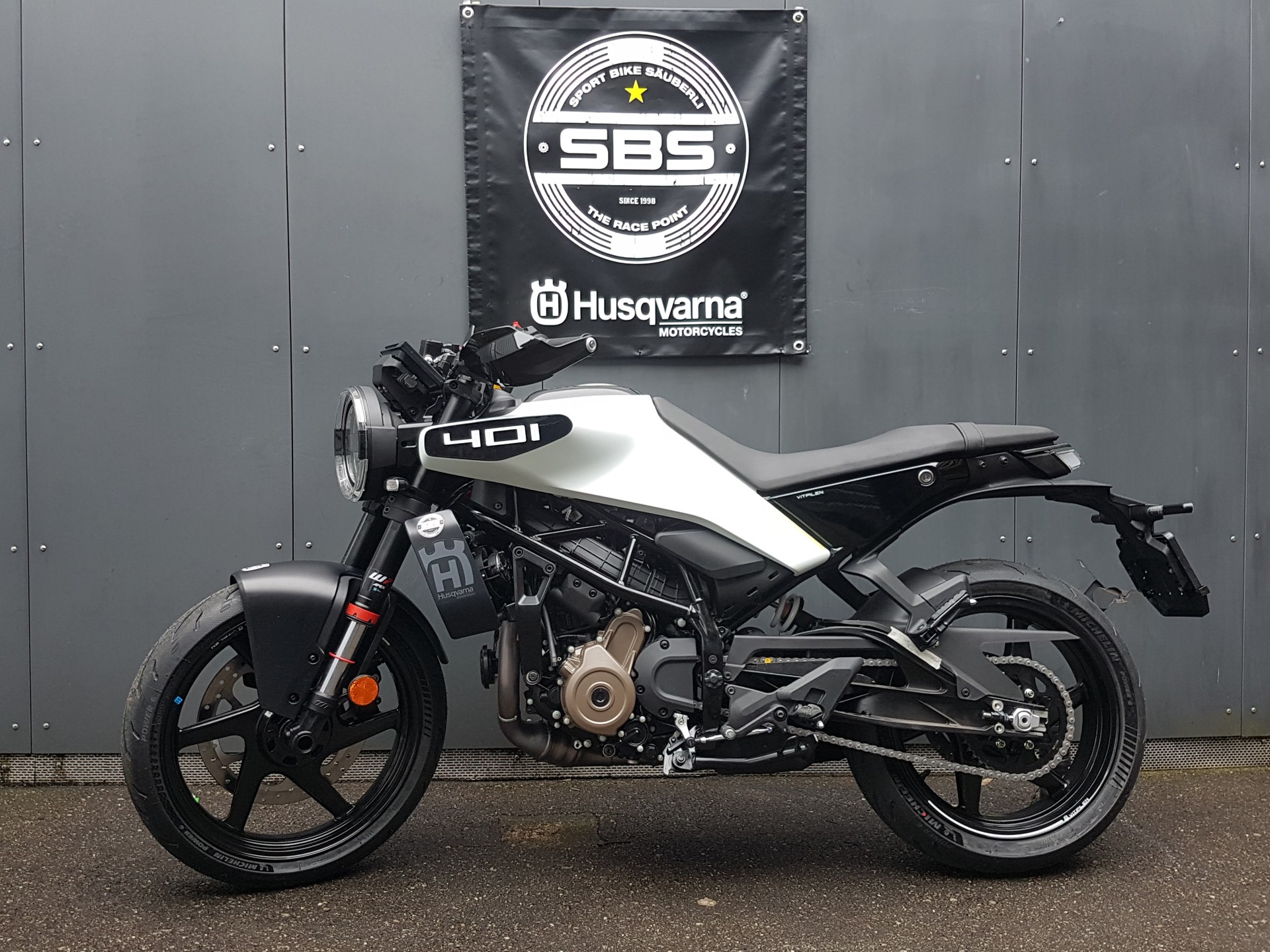 HUSQVARNA Vitpilen 401-showroom-element-2