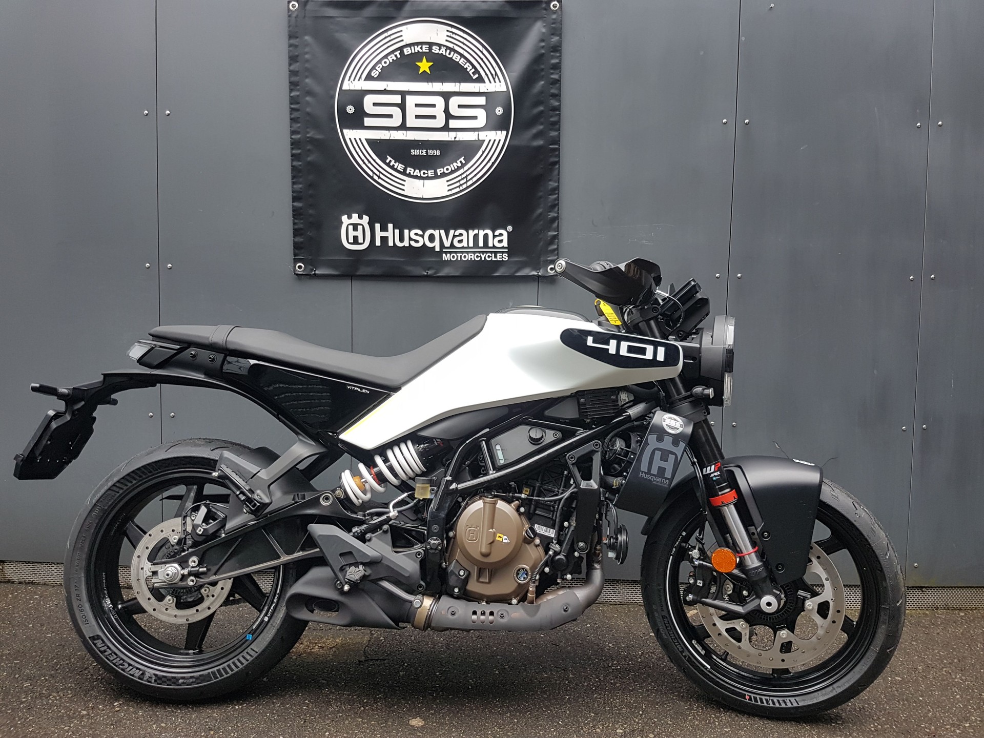 HUSQVARNA Vitpilen 401-showroom-element-1