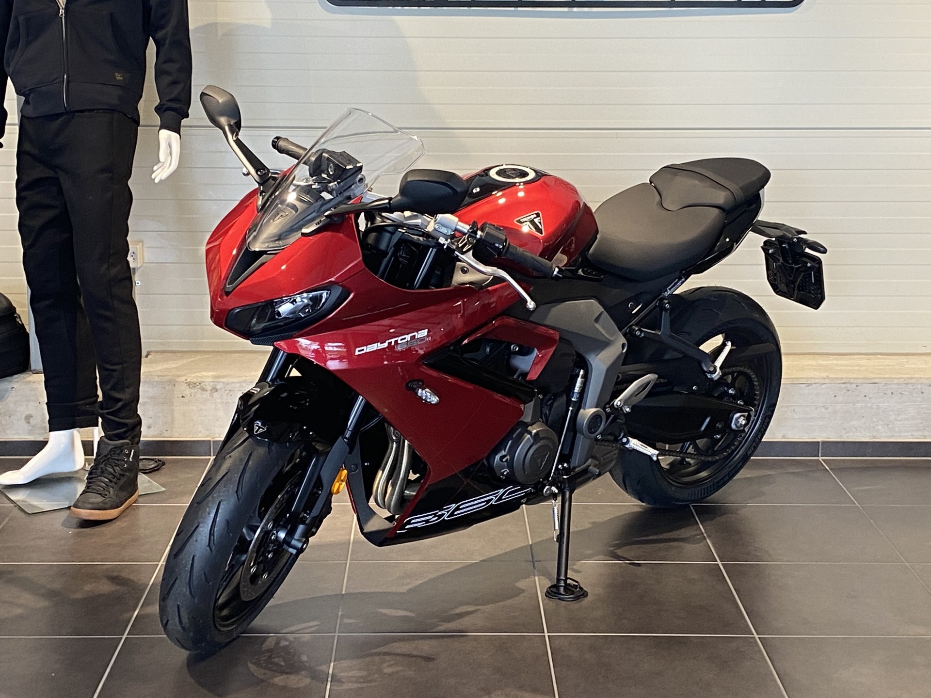 TRIUMPH Daytona 660-showroom-element-1