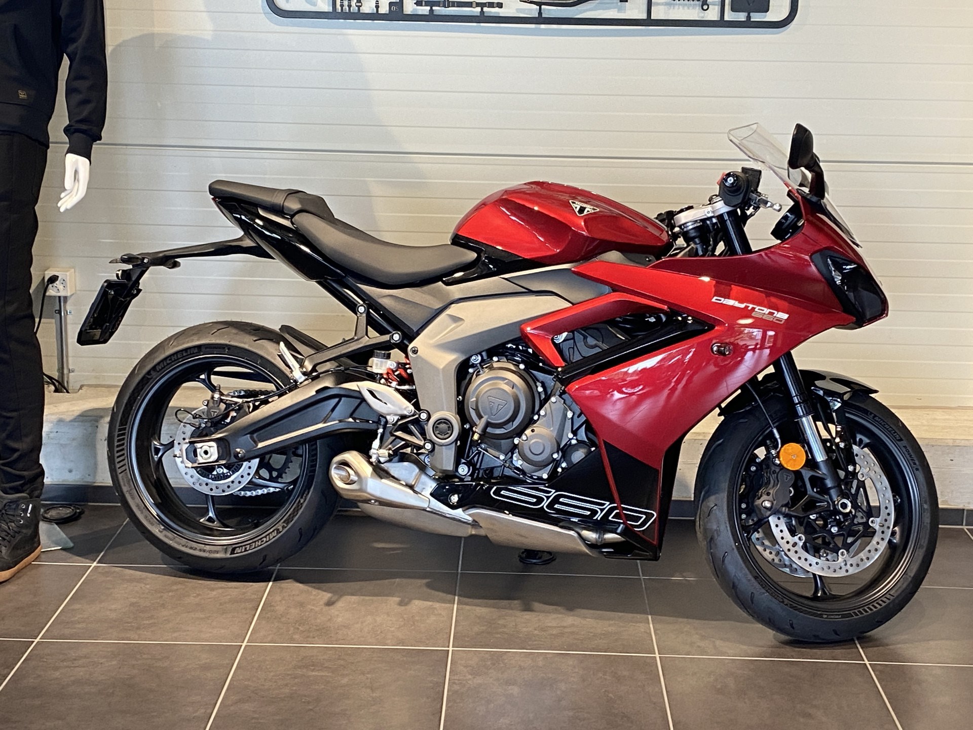 TRIUMPH Daytona 660-showroom-element-3