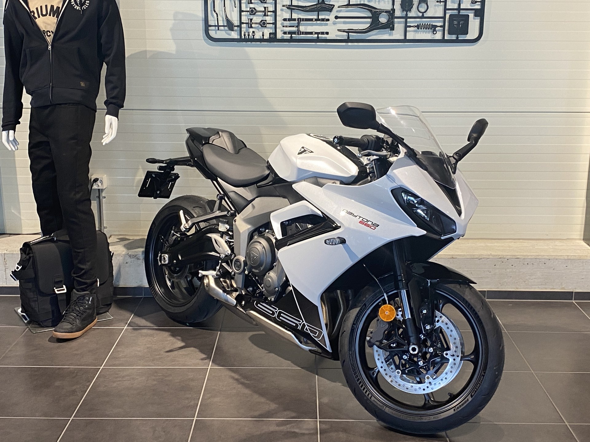 TRIUMPH Daytona 660-showroom-element-1