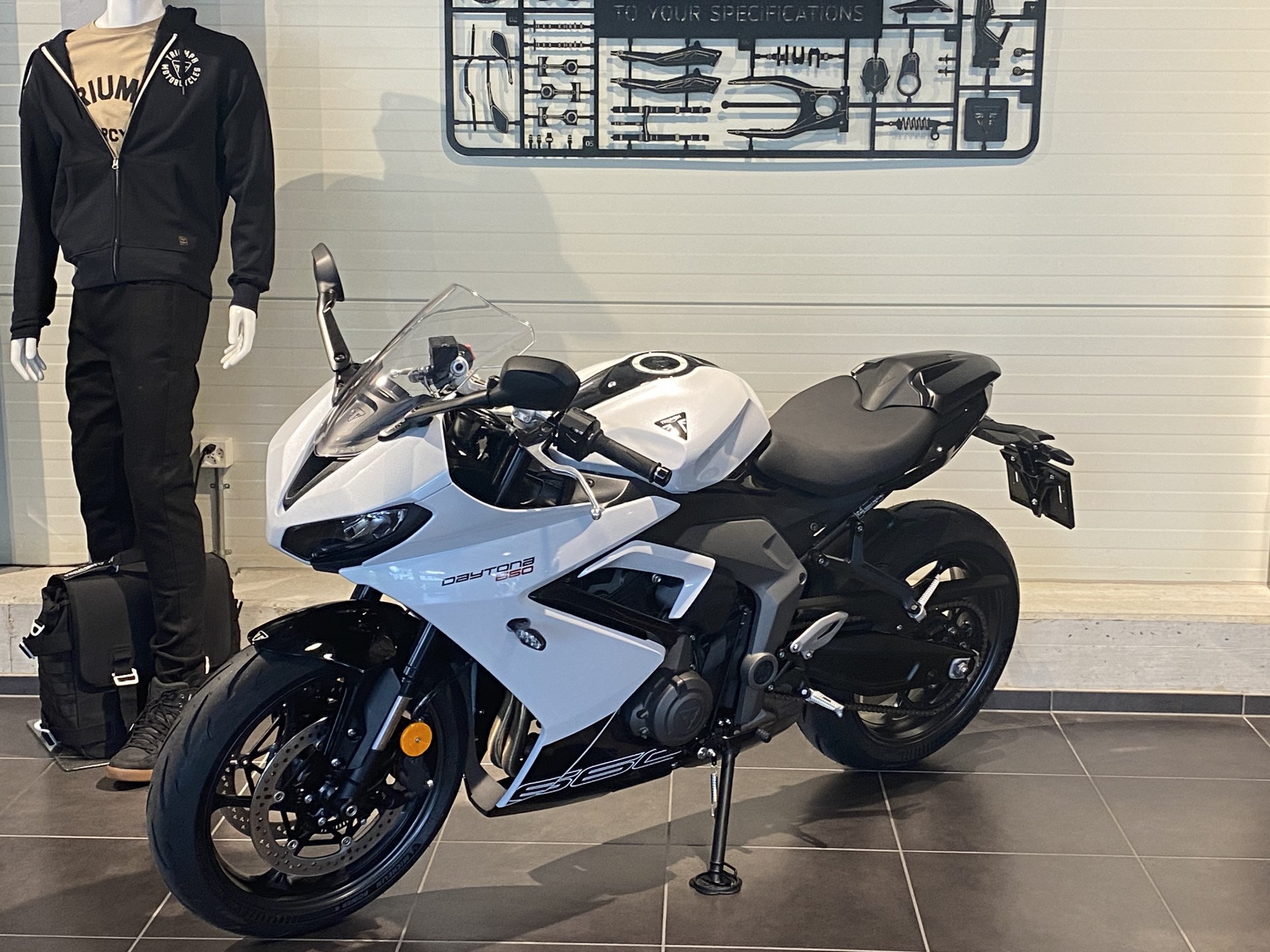 TRIUMPH Daytona 660-showroom-element-2
