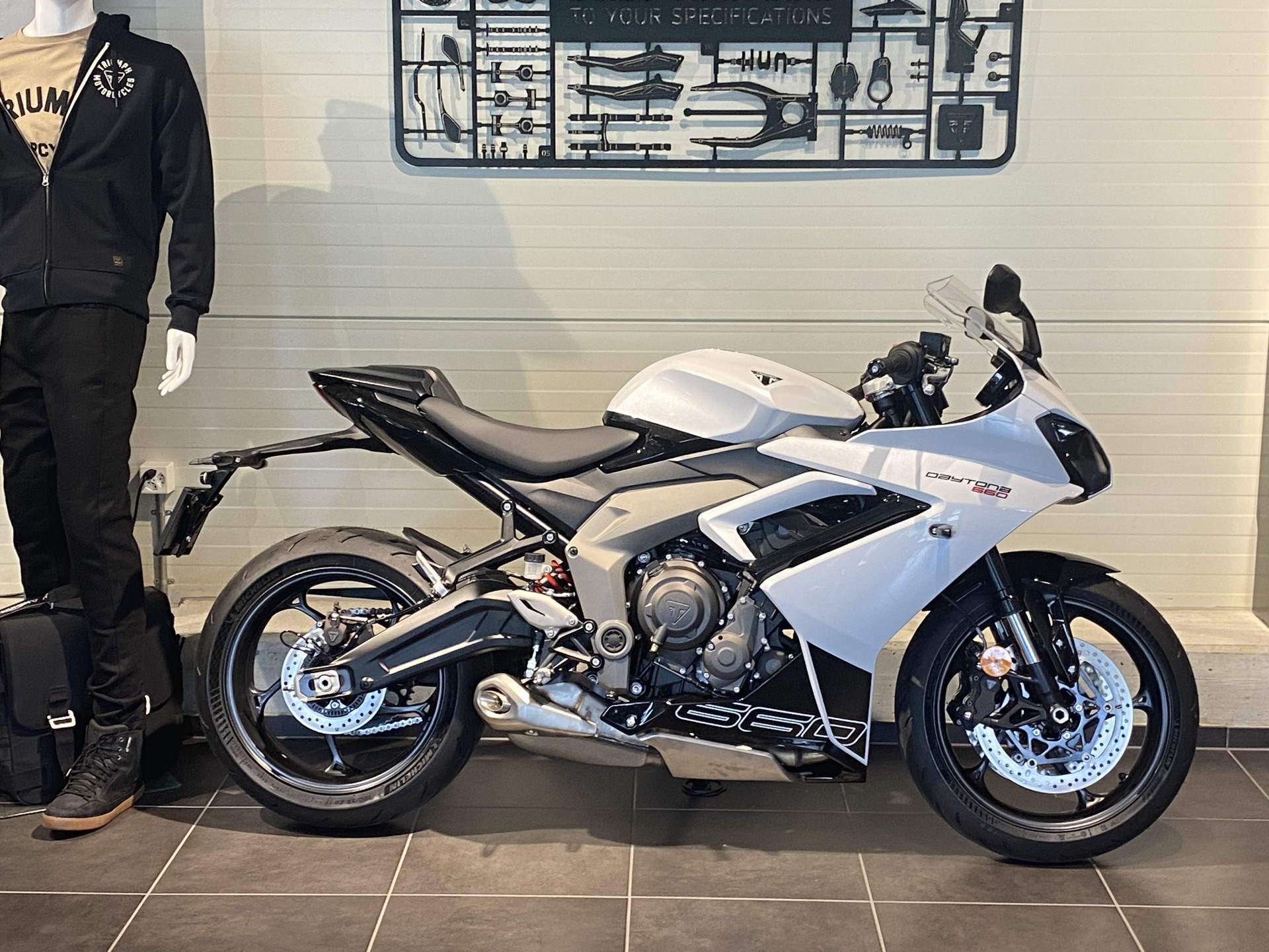 TRIUMPH Daytona 660-showroom-element-3