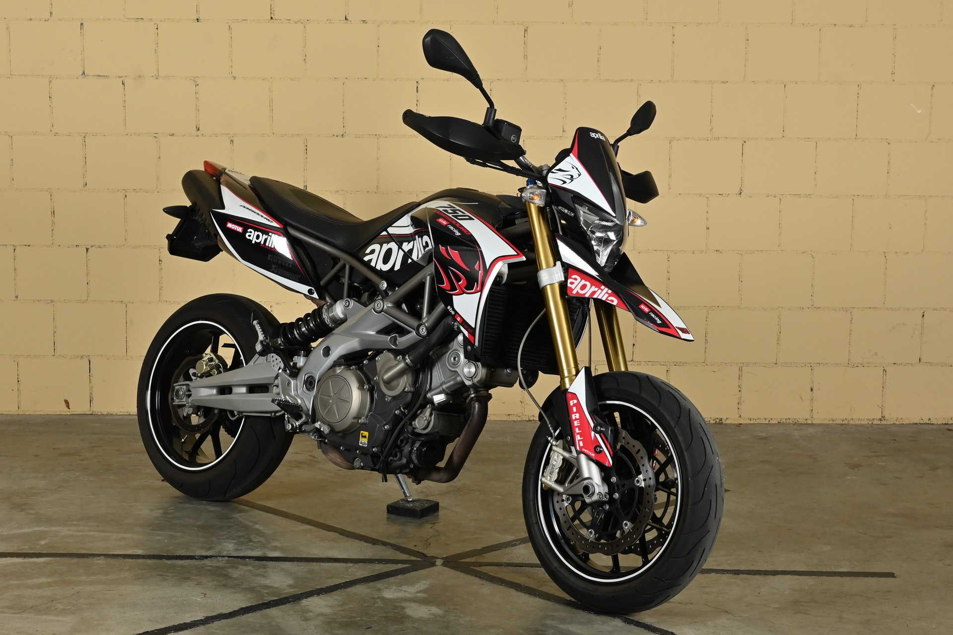 APRILIA Dorsoduro SMV 750-showroom-element-3