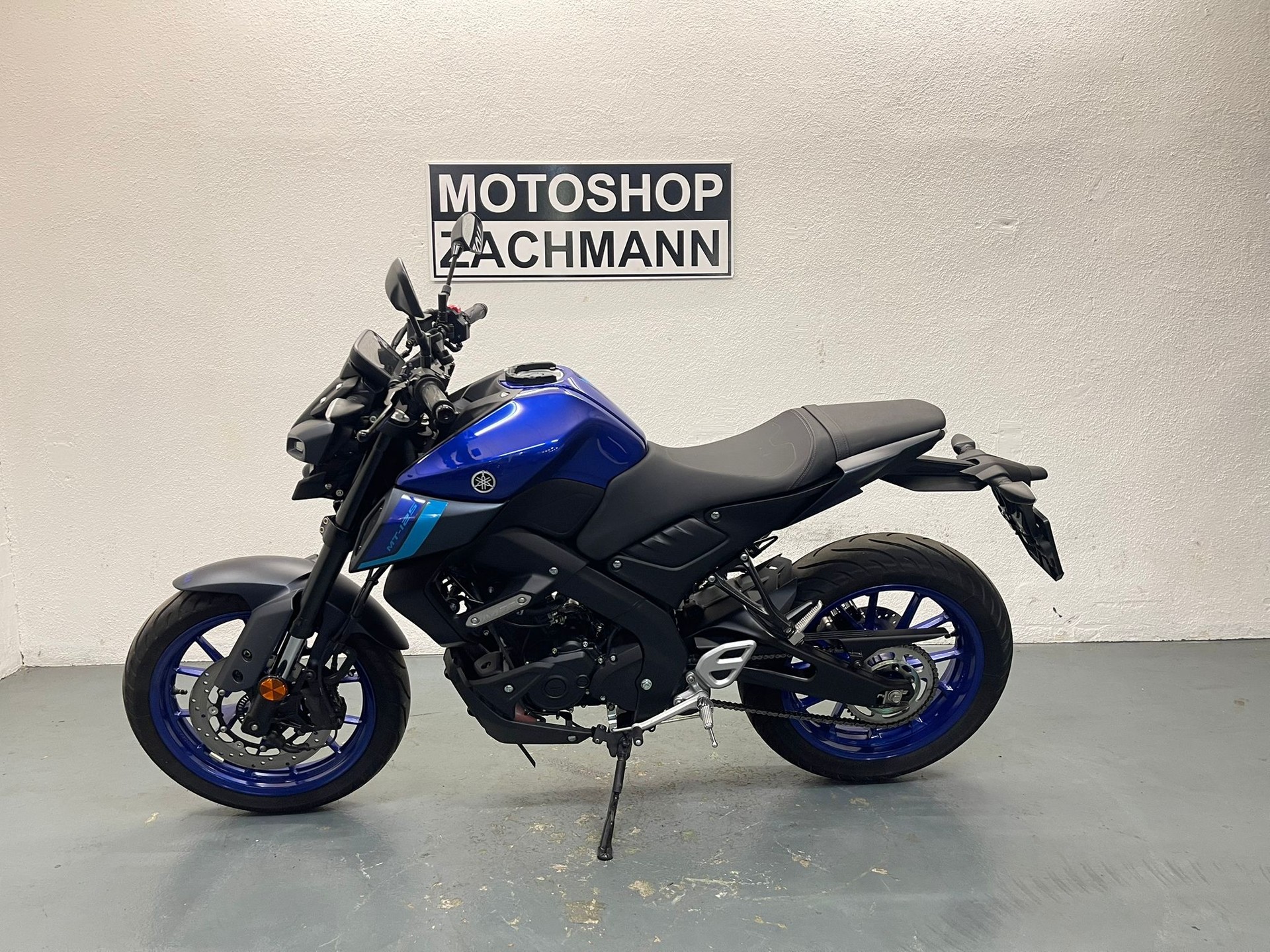 YAMAHA MT-125 ABS-showroom-element-3