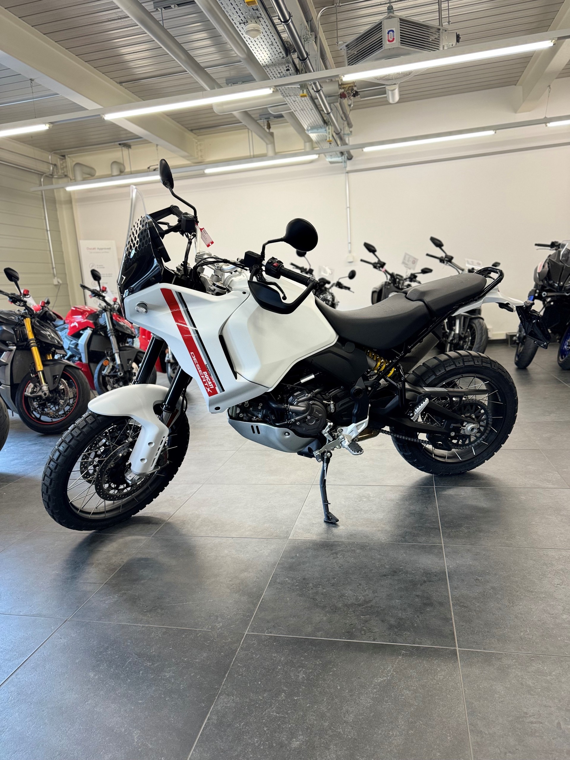 DUCATI Desert X-showroom-element-1