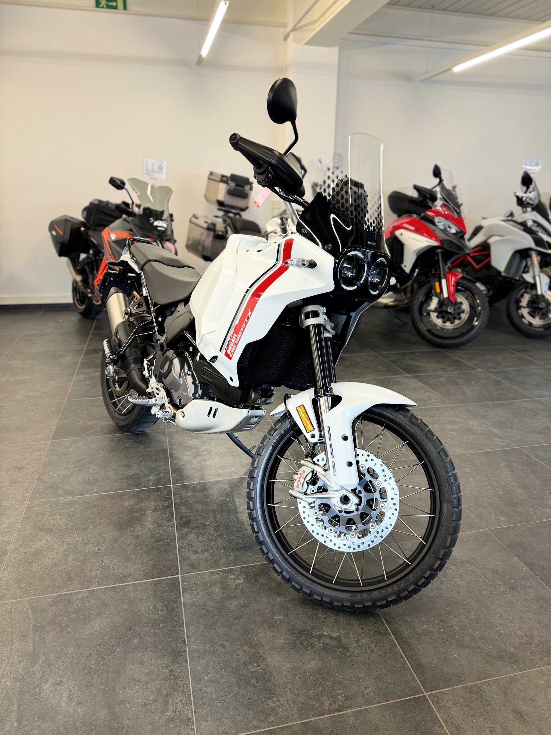 DUCATI Desert X-showroom-element-2