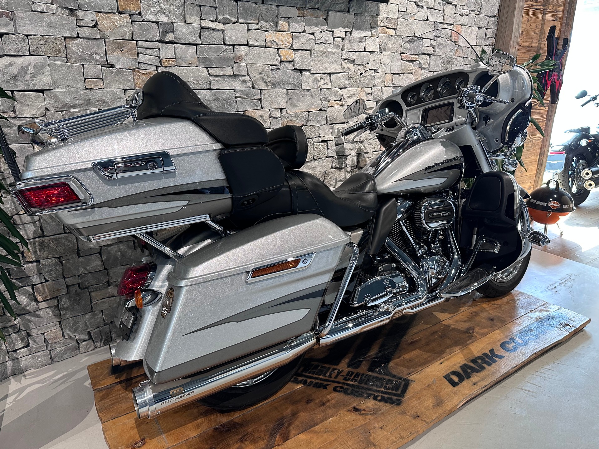 HARLEY-DAVIDSON FLHTKSE-showroom-element-2