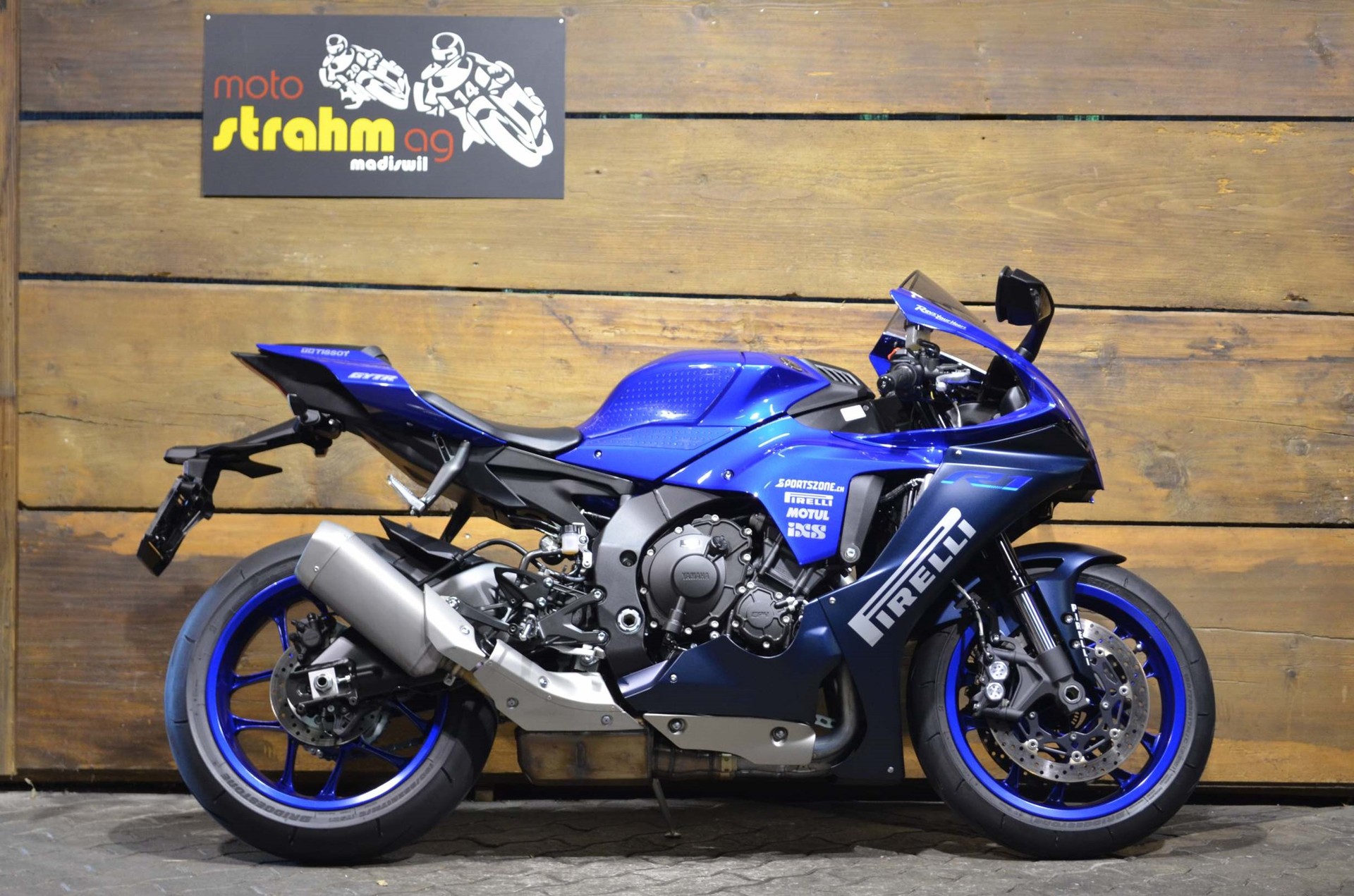 YAMAHA YZF-R1 ABS-showroom-element-1