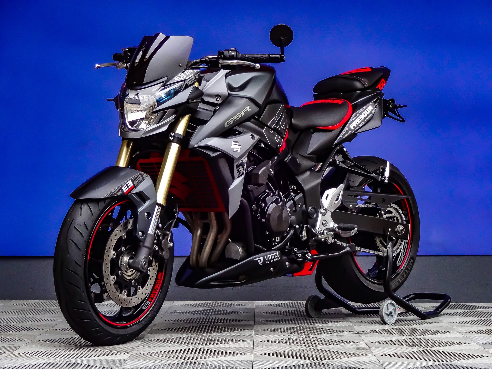 SUZUKI GSR 750 ABS Freegun-showroom-element-3