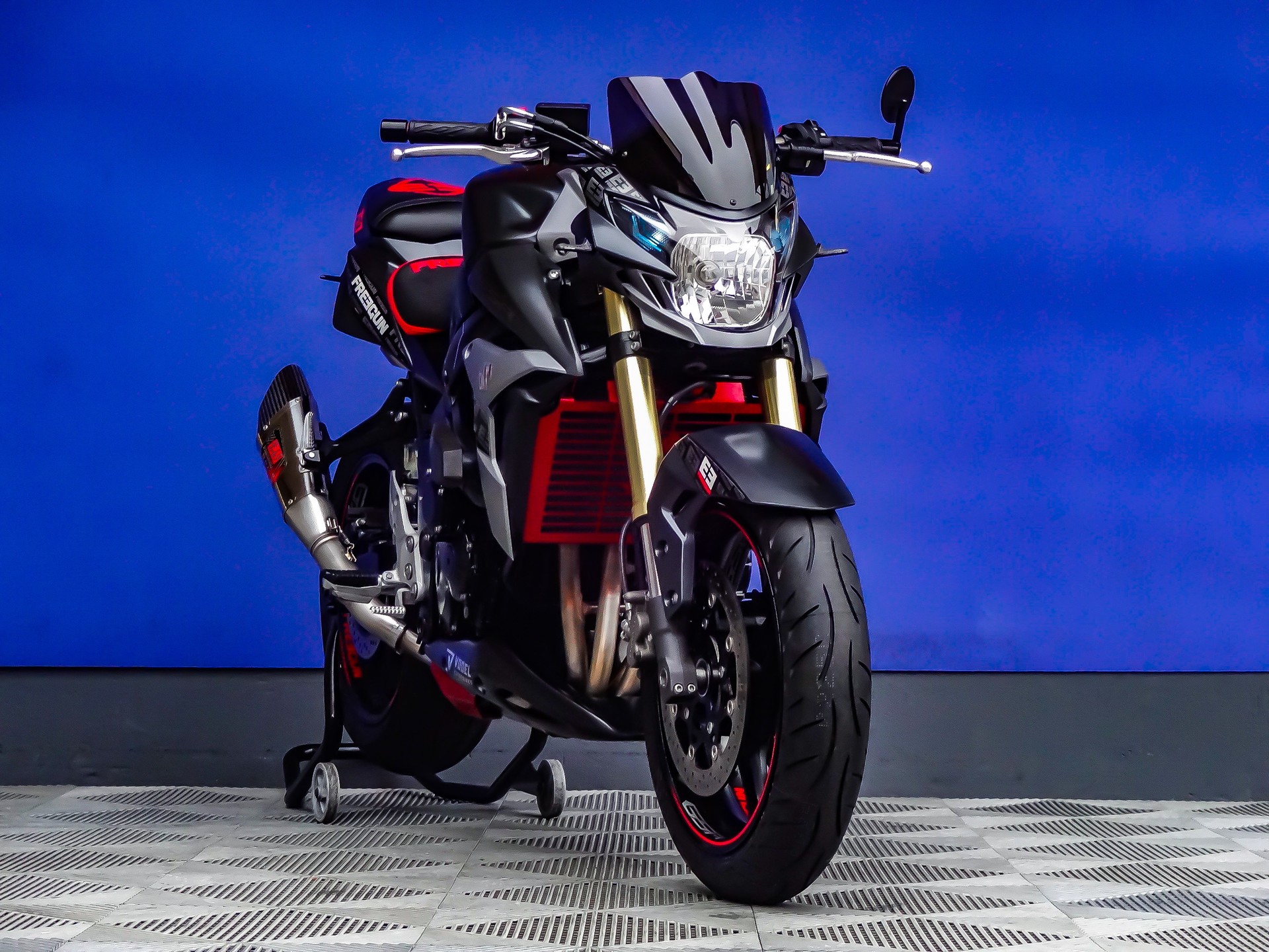 SUZUKI GSR 750 ABS Freegun-showroom-element-2