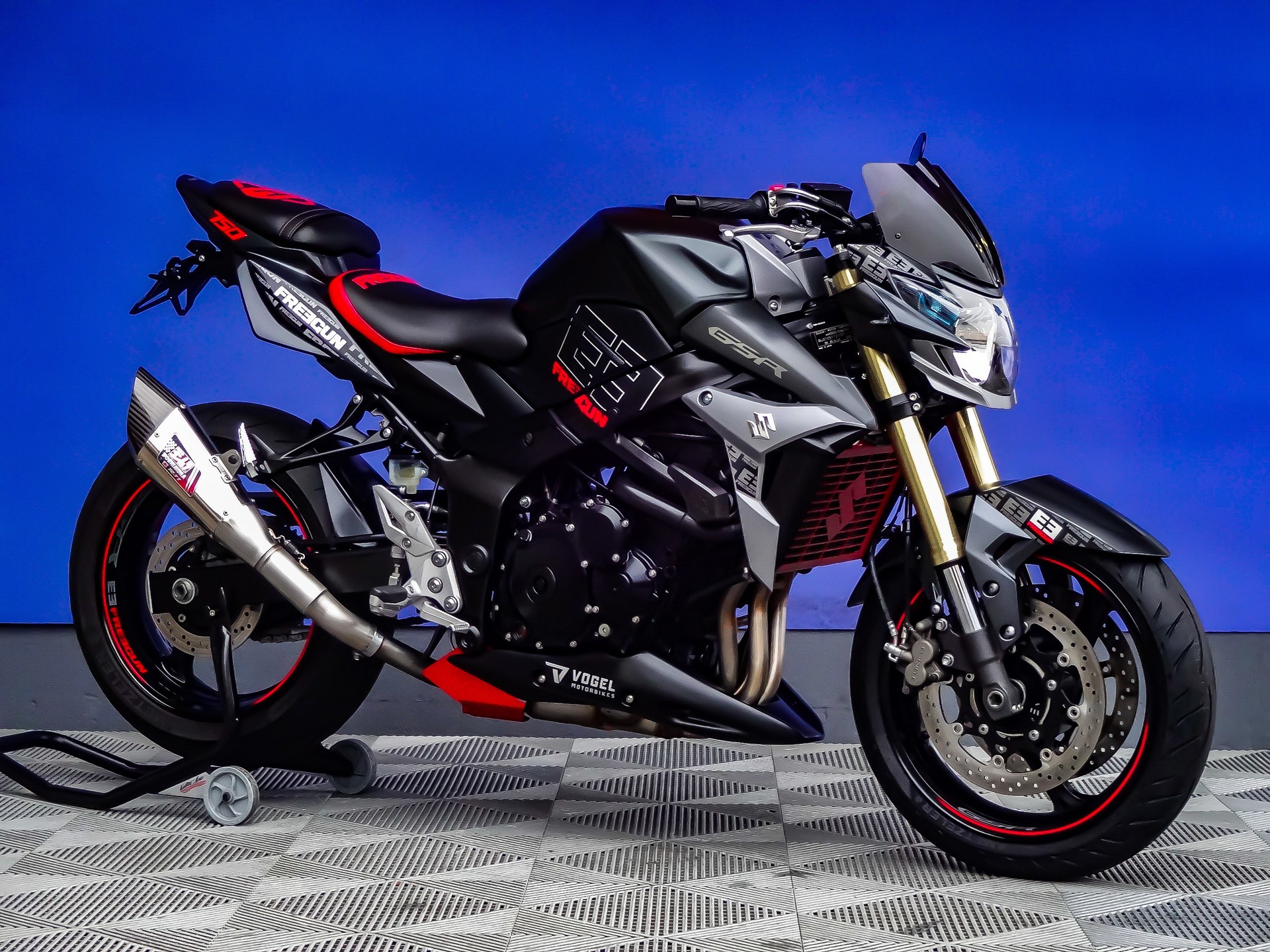 SUZUKI GSR 750 ABS Freegun-showroom-element-1