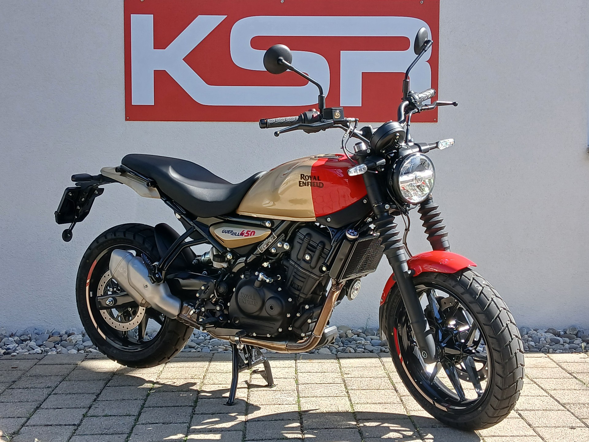 ROYAL ENFIELD GUERRILLA-showroom-element-3