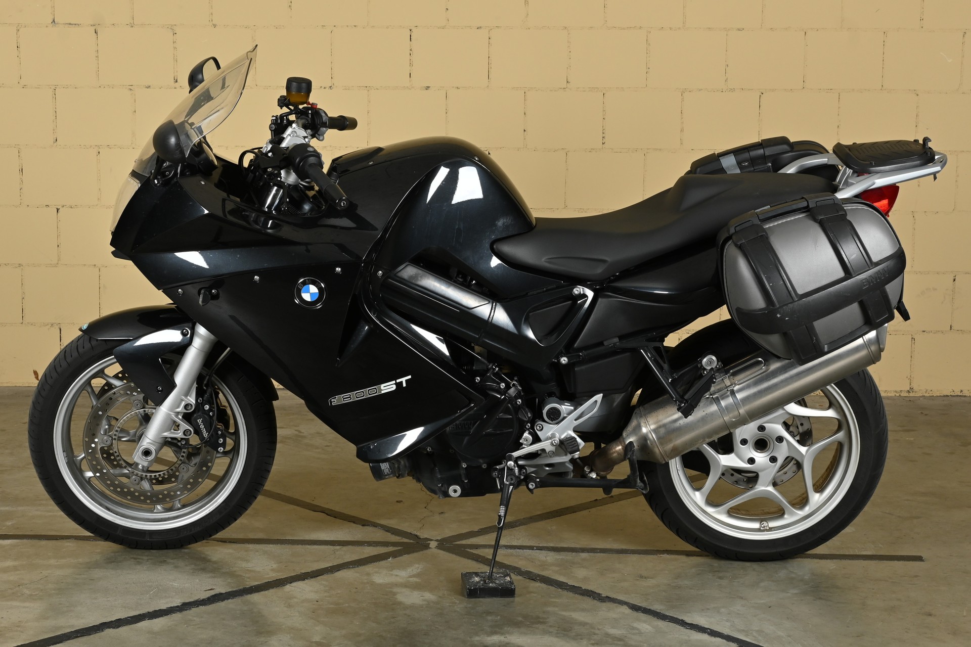 BMW F 800 ST-showroom-element-2