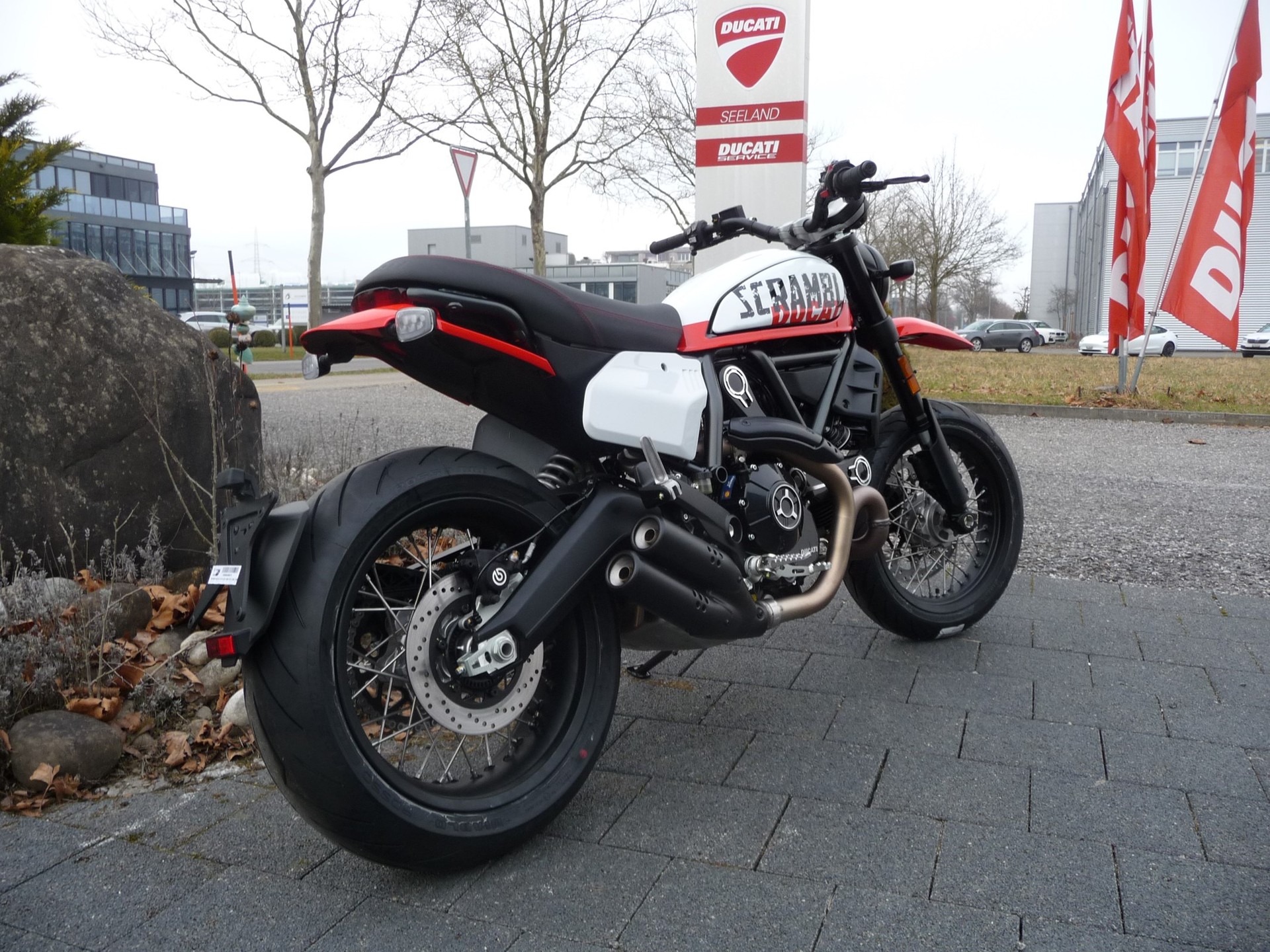 DUCATI SCRAMBLER 800 URBAN MOTARD-showroom-element-2
