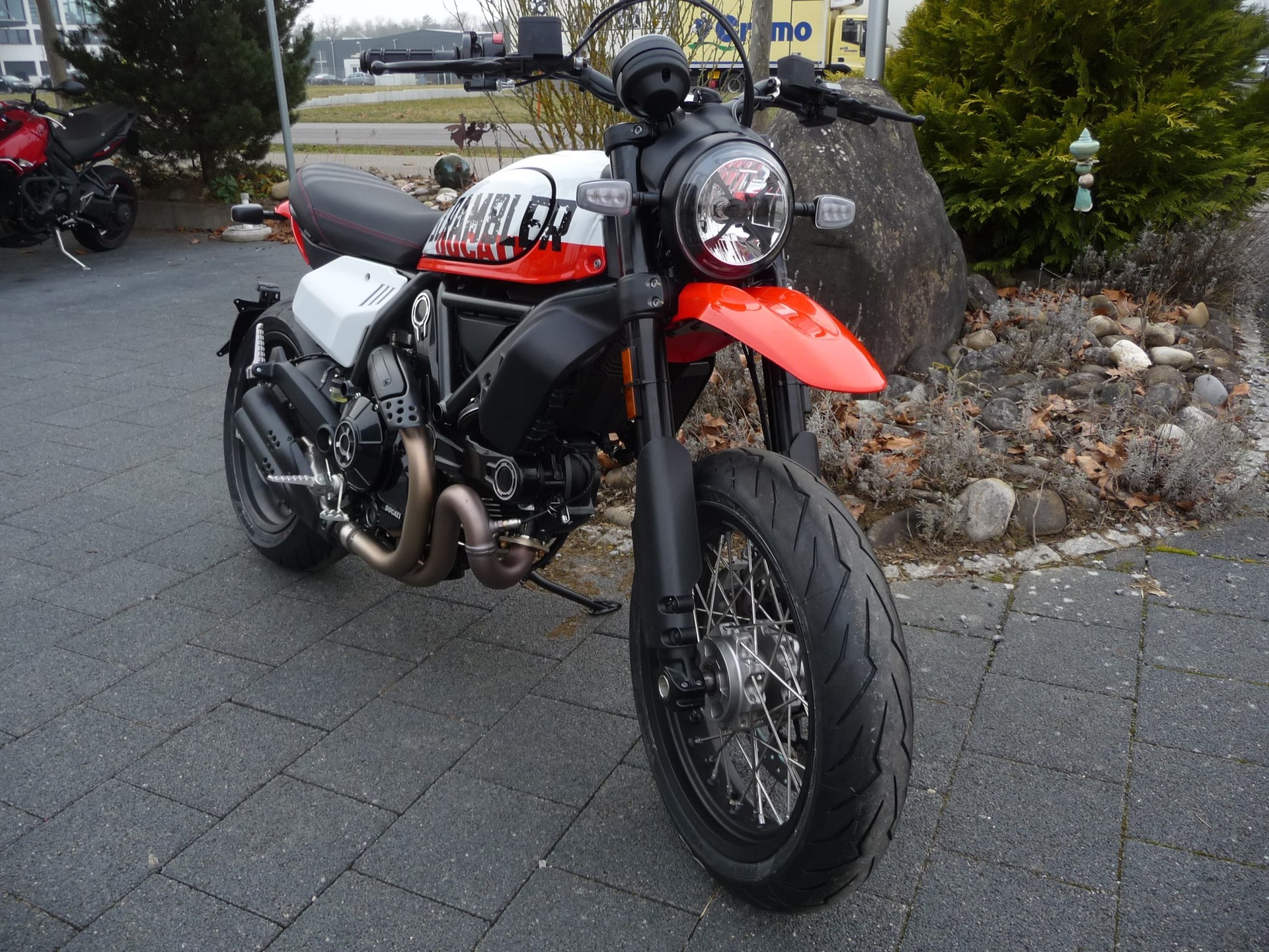DUCATI SCRAMBLER 800 URBAN MOTARD-showroom-element-3