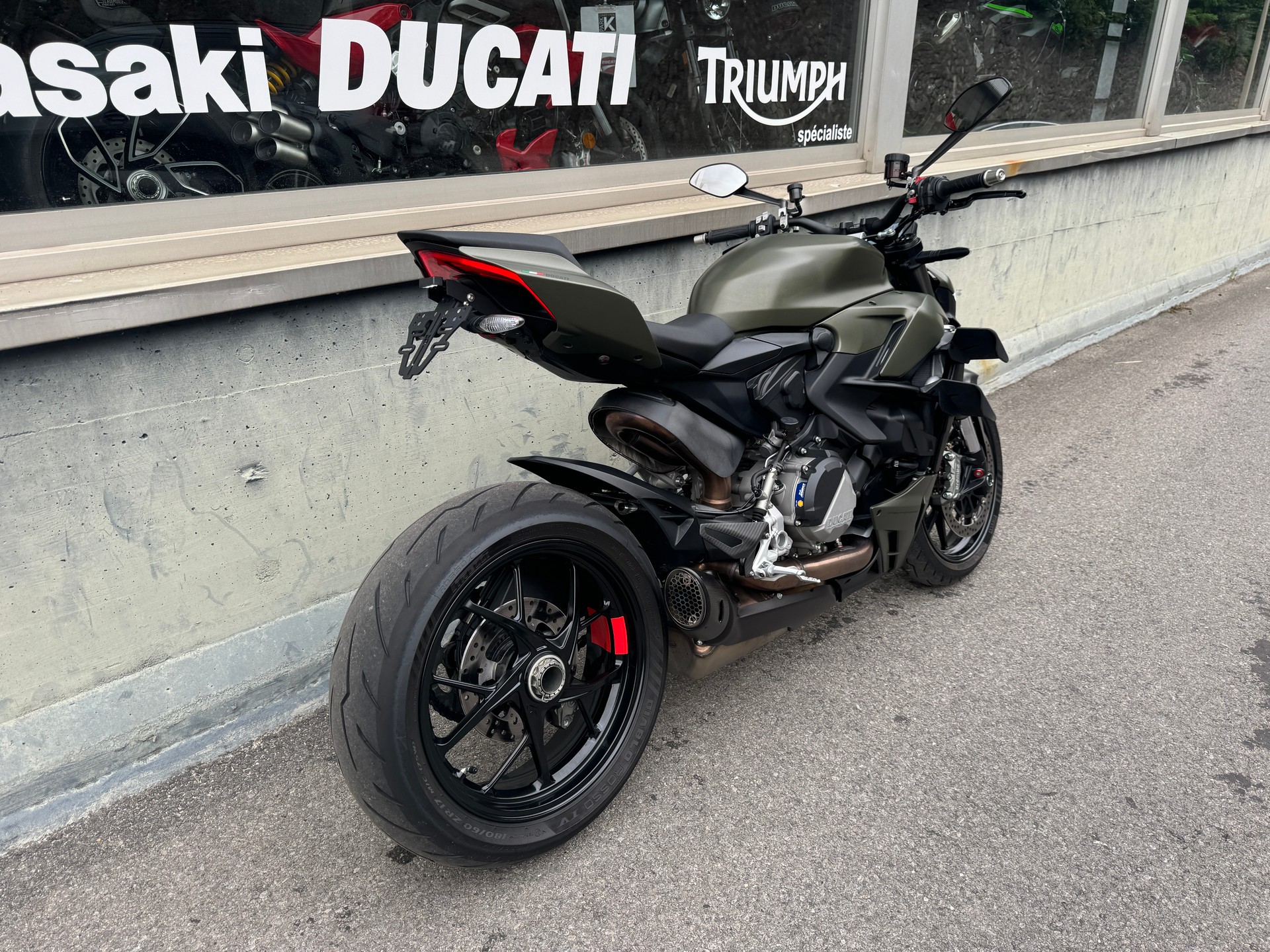 DUCATI Streetfighter V2-showroom-element-3