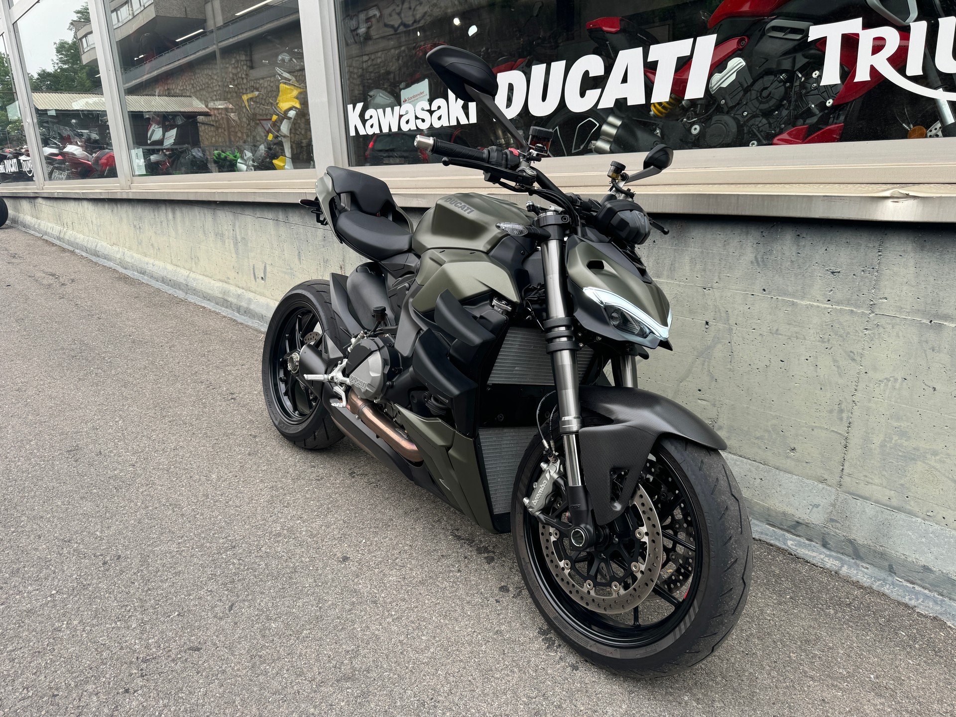 DUCATI Streetfighter V2-showroom-element-1