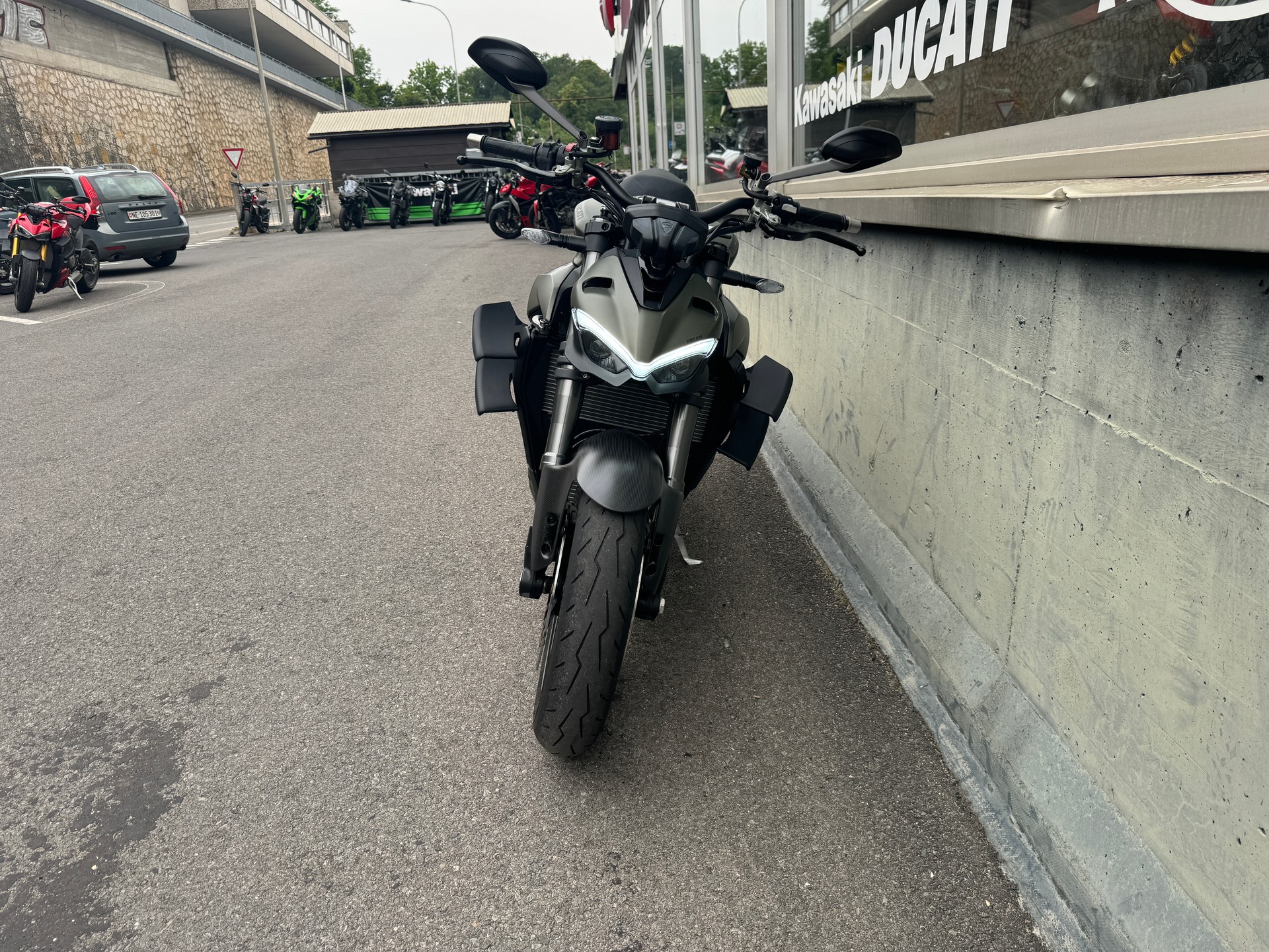 DUCATI Streetfighter V2-showroom-element-2